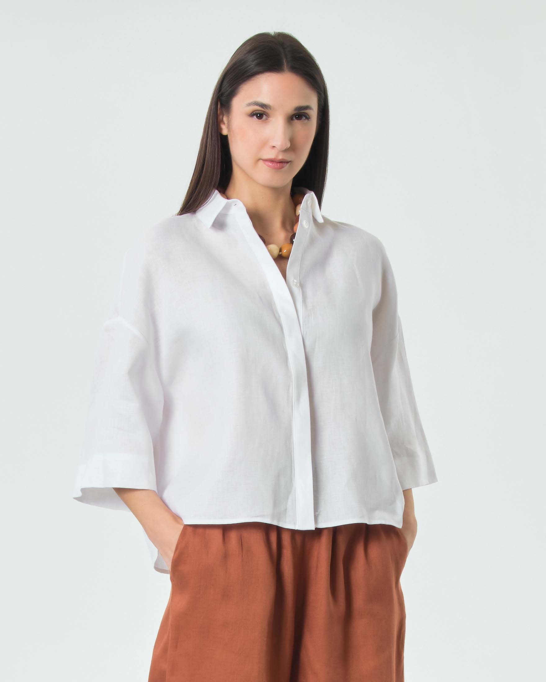 Camicia boxy bianca MM Max Mara in lino con maniche a tre quarti e abbottonatura nascosta
