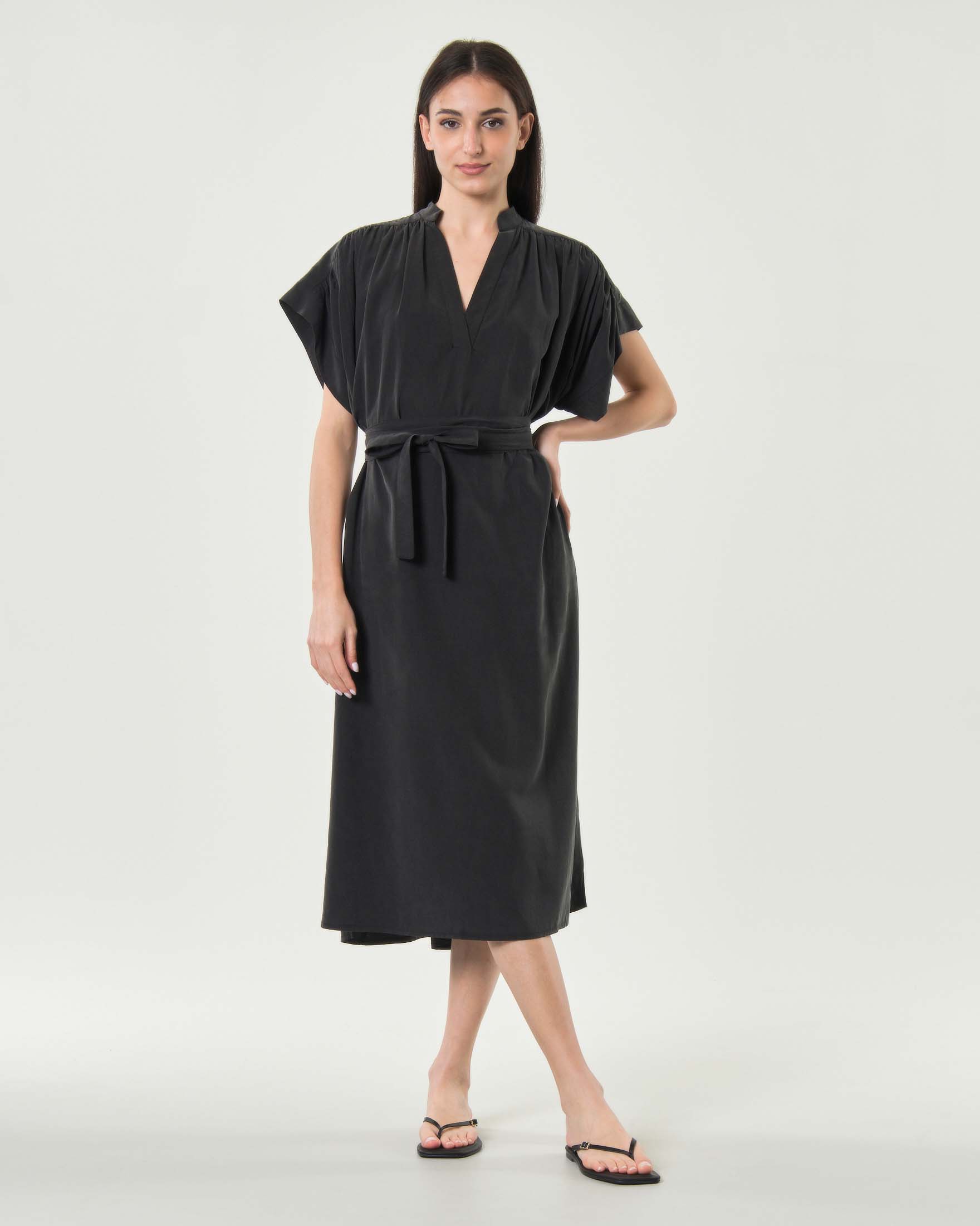 Abito chemisier midi nero in tencel con scollo a V e cintura da annodare