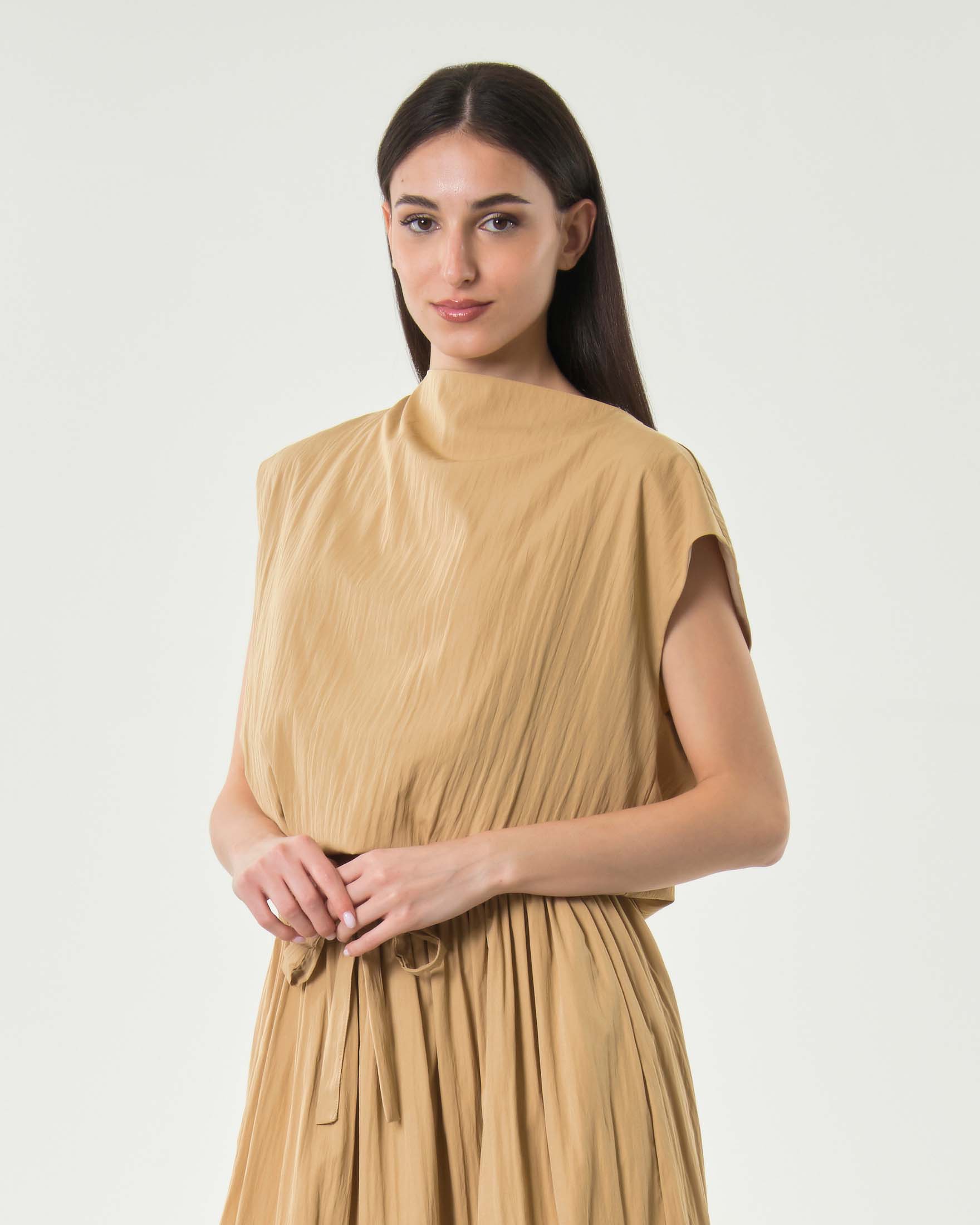 Blusa crop Milla cammello con scollo a barchetta e maniche ad aletta
