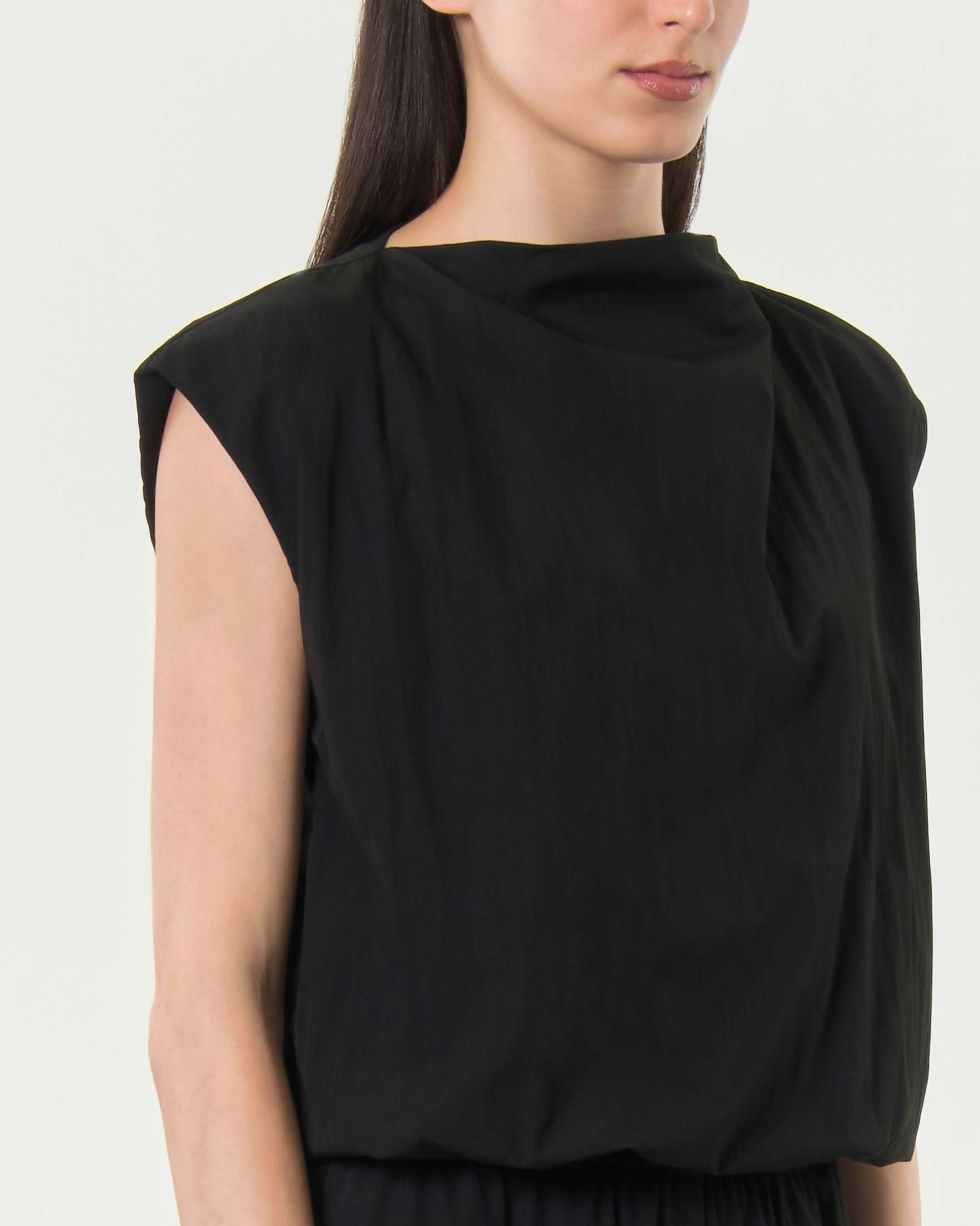 Blusa crop Milla nera con scollo a barchetta e maniche ad aletta image