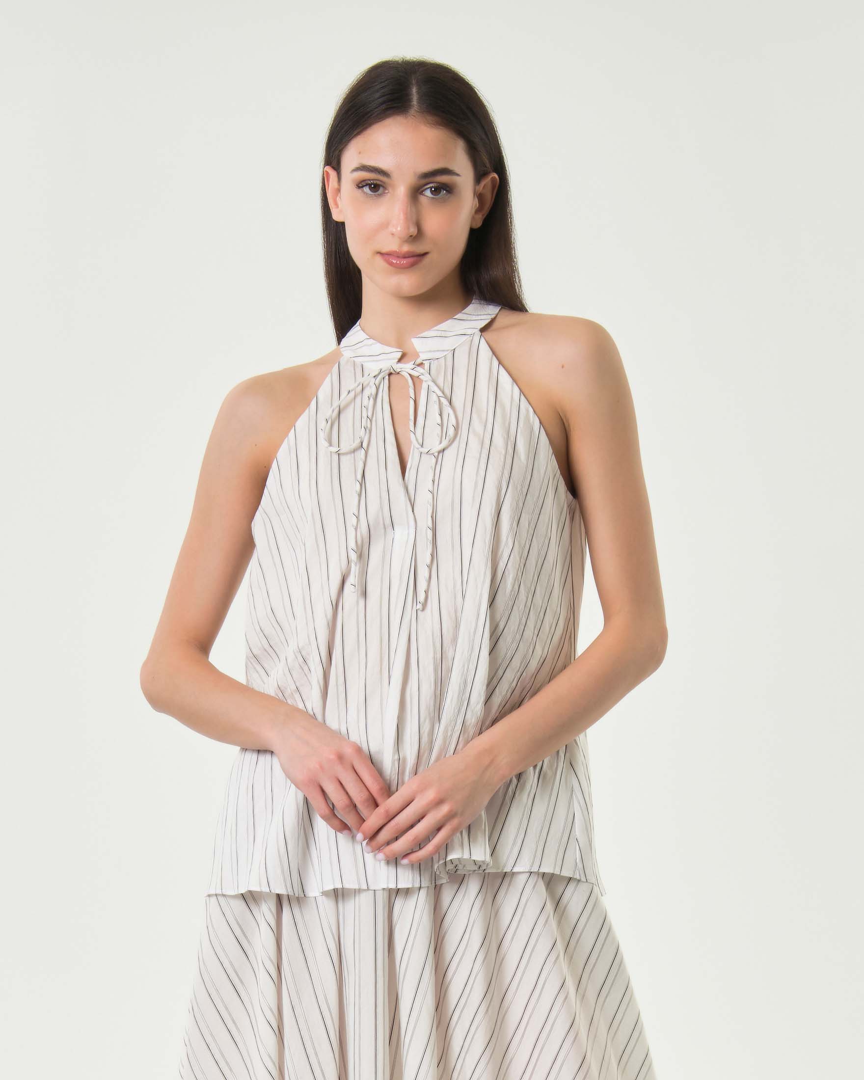 Top smanicato bianco a righe nere con scollo all'americana e laccetti regolabili