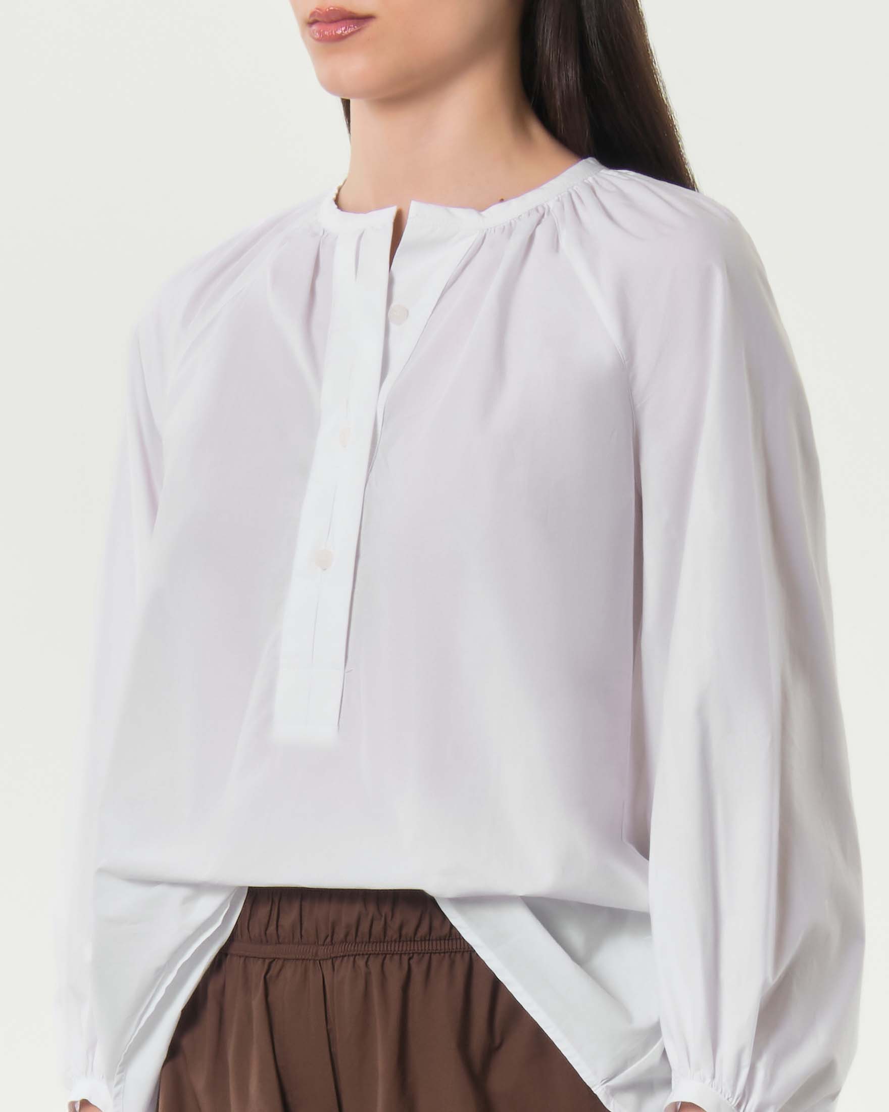 Camicia over Milla bianca in puro cotone con abbottonatura serafino e maniche a palloncino image