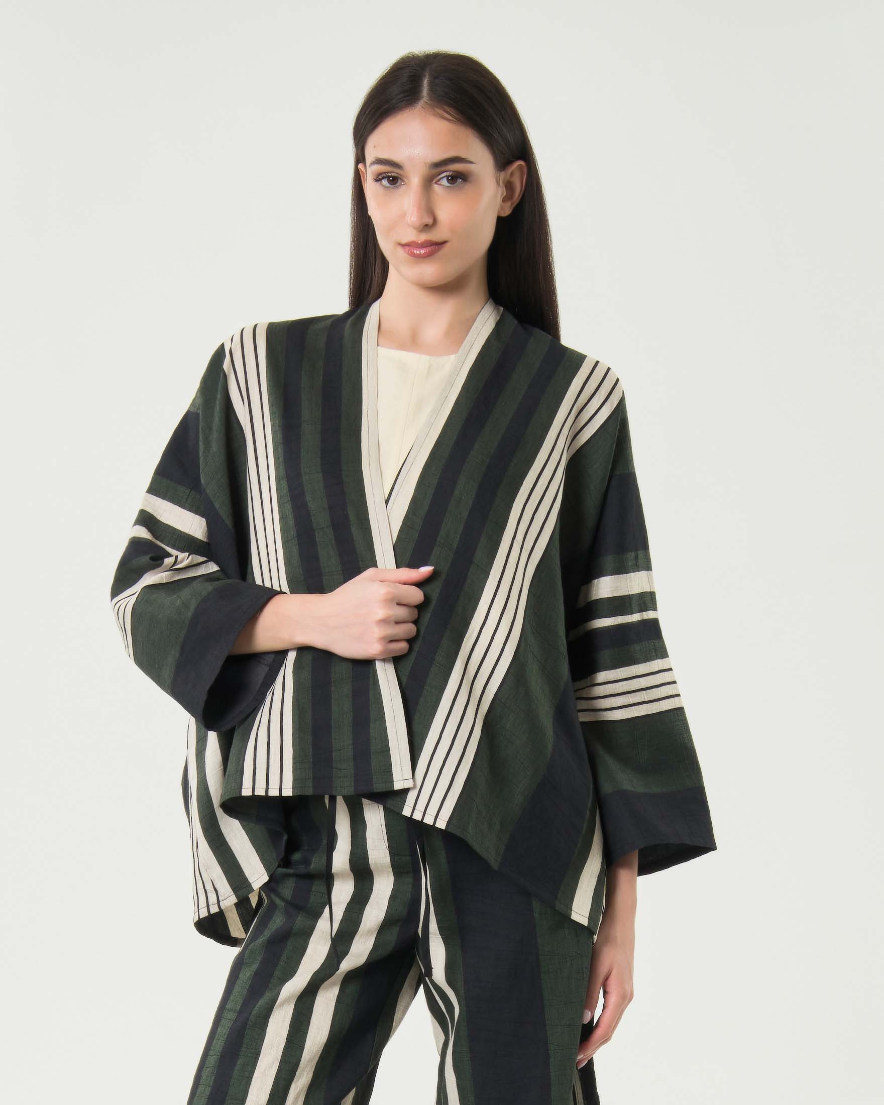 Giacca kimono Milla nera a righe panna e verdi verticali con maniche ampie