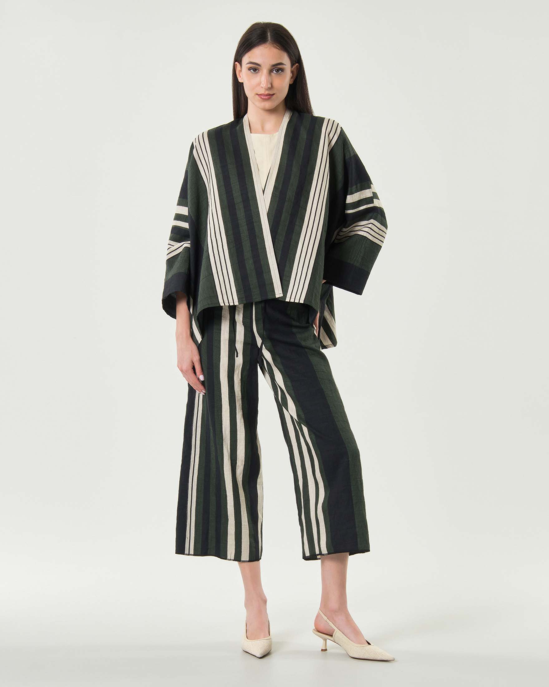 Giacca kimono Milla nera a righe panna e verdi verticali con maniche ampie image