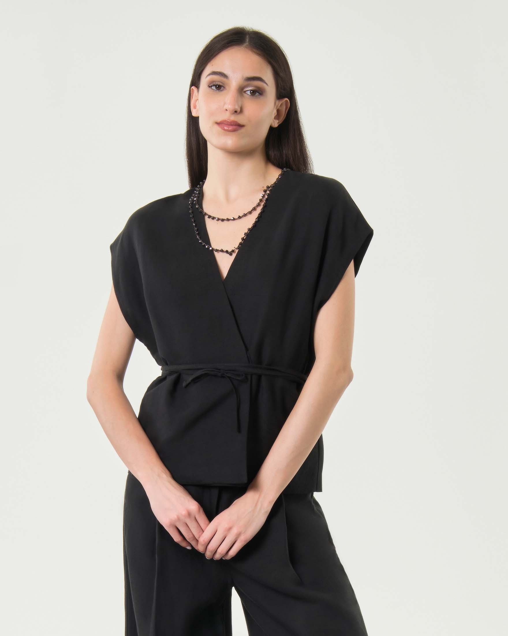 Gilet svasato Milla nero con scollo a V incrociato e laccetto in vita