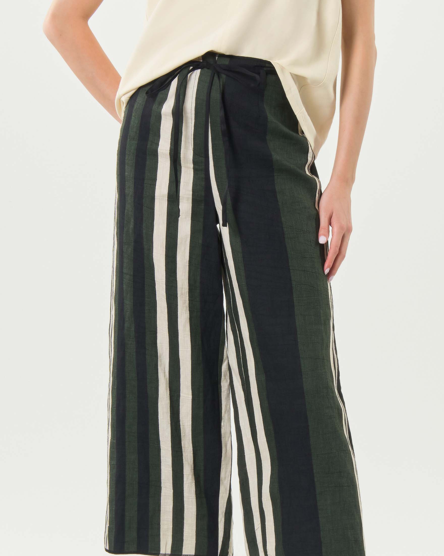 Pantaloni cropped Milla neri a righe verdi e panna verticali con coulisse regolabile image