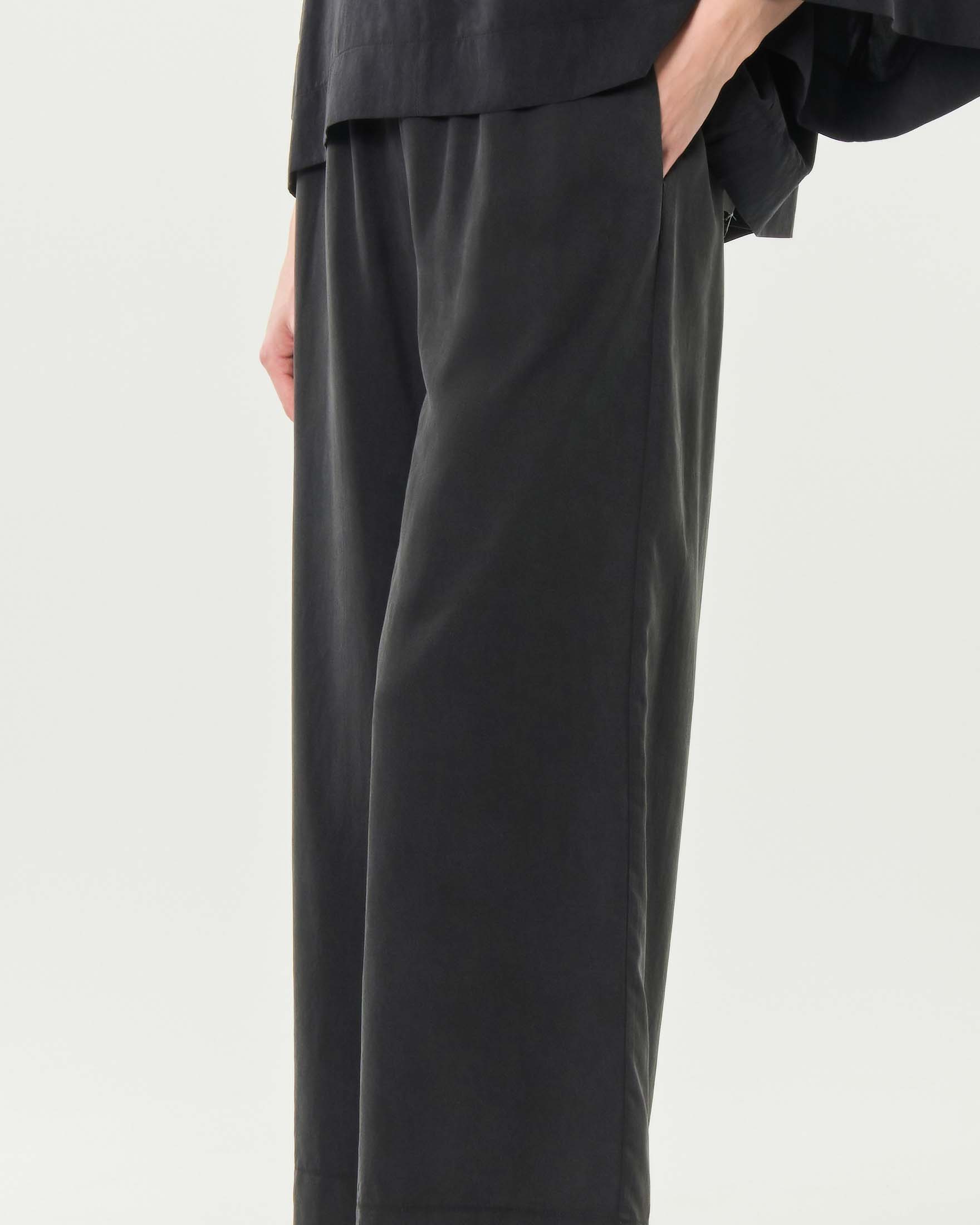 Pantaloni dritti Milla neri in tencel con vita elasticizzata e tasche laterali image
