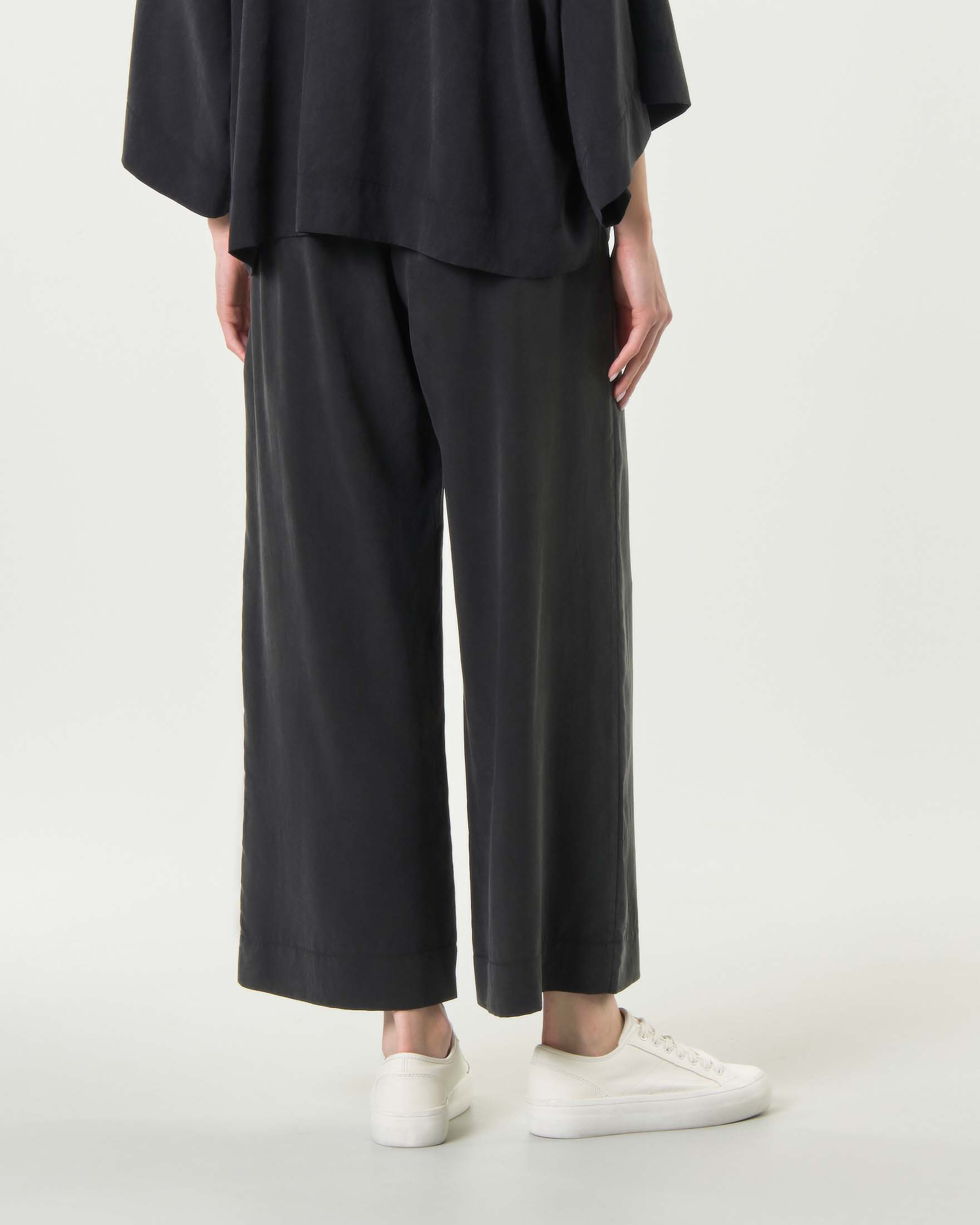Pantaloni dritti Milla neri in tencel con vita elasticizzata e tasche laterali