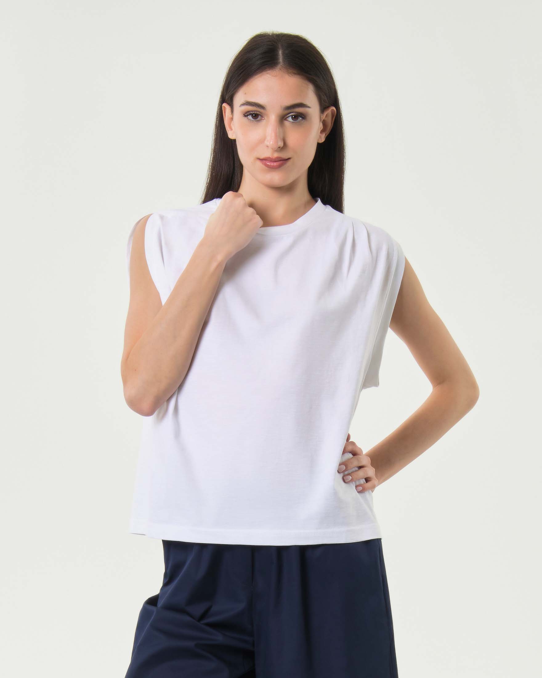 T-shirt rilassata girocollo Milla bianca in puro cotone con maniche ad aletta e pince sulle spalle
