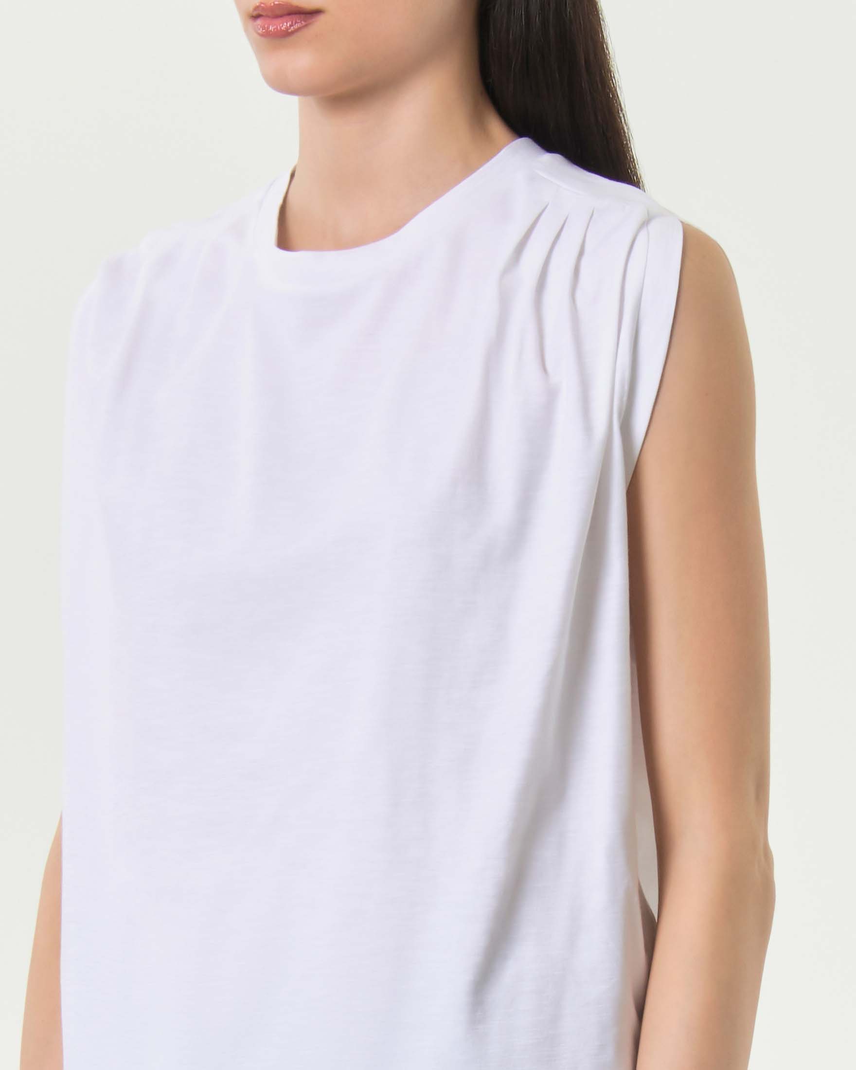 T-shirt rilassata girocollo Milla bianca in puro cotone con maniche ad aletta e pince sulle spalle image