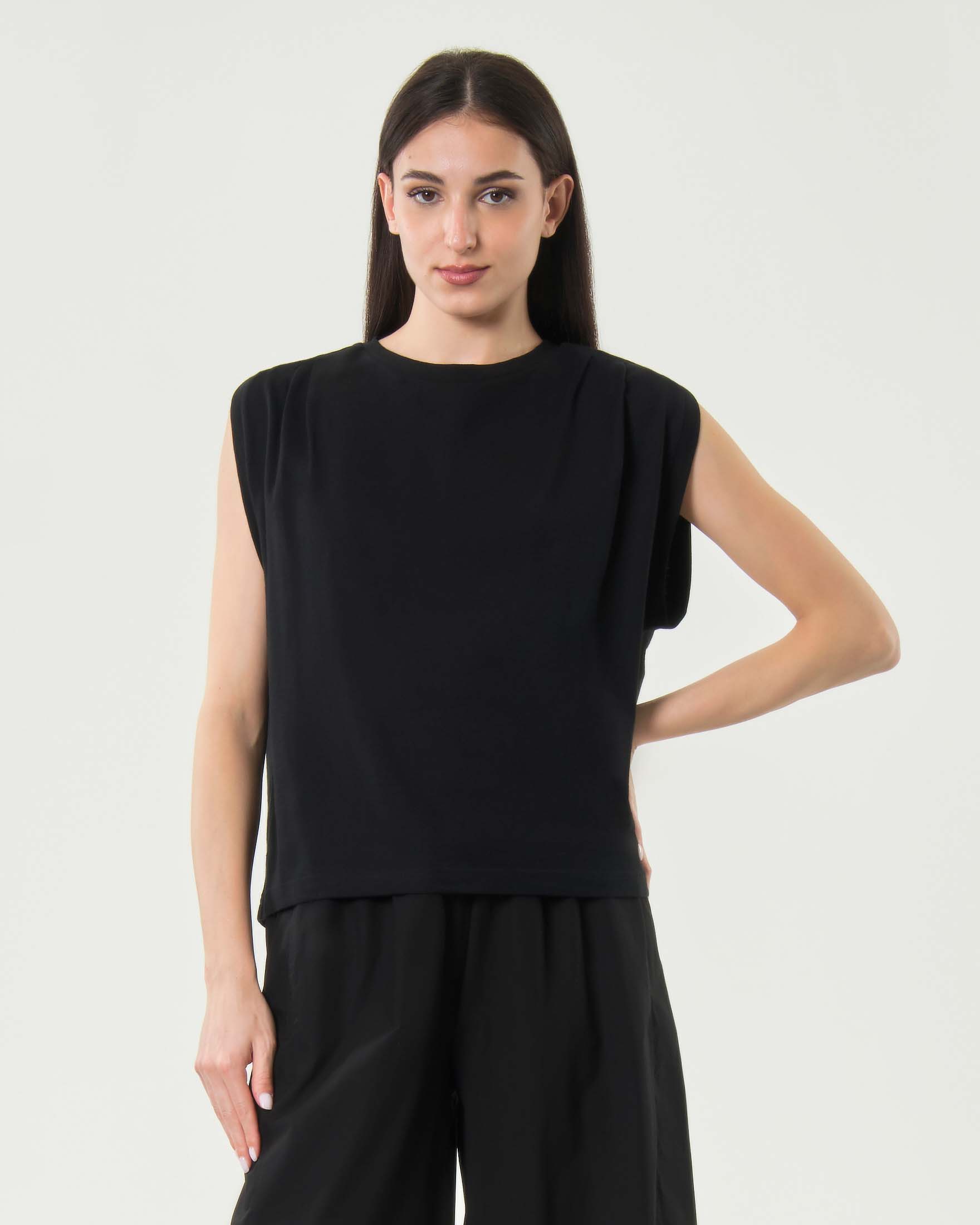 T-shirt rilassata girocollo Milla nera in puro cotone con maniche ad aletta e pince sulle spalle