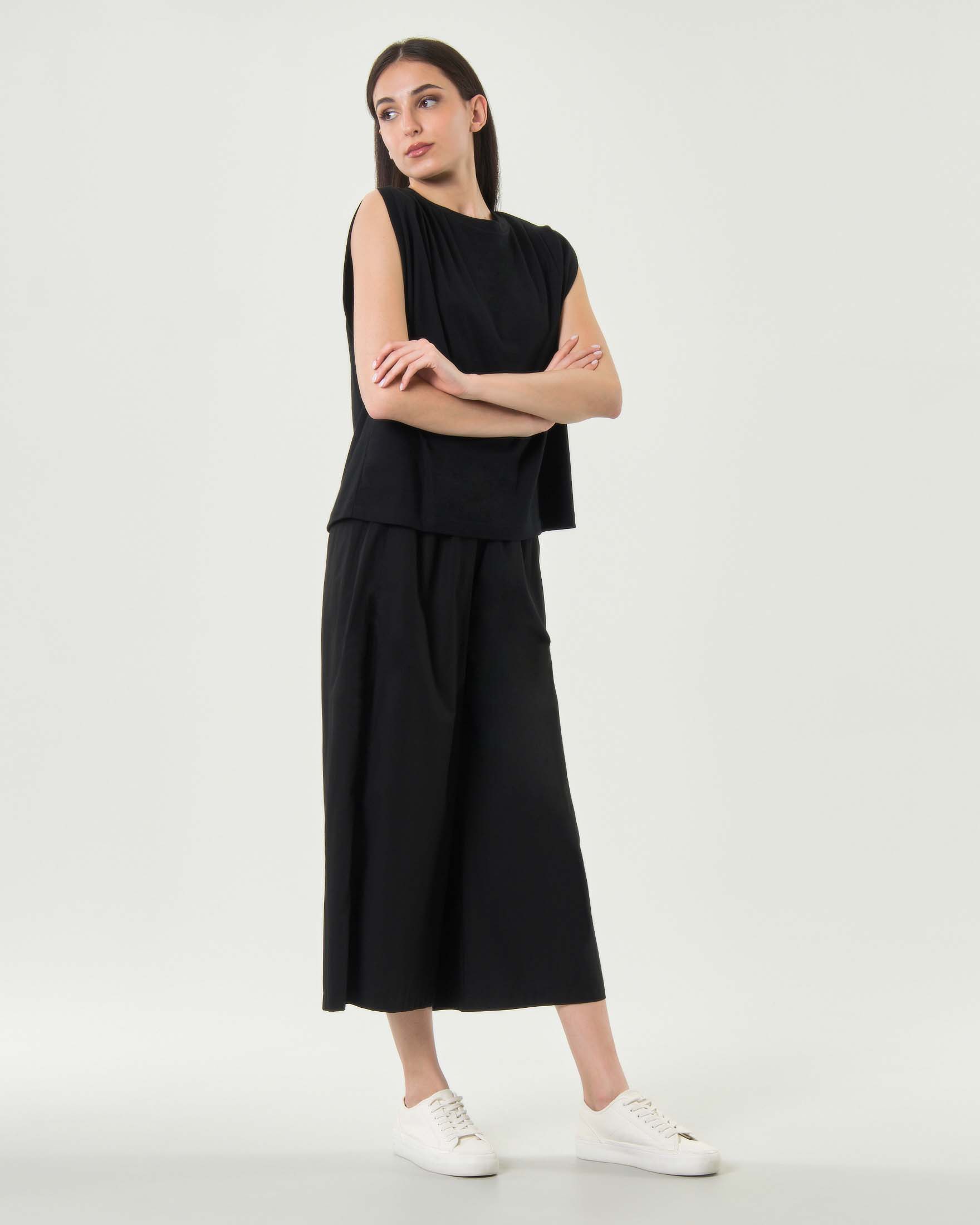 T-shirt rilassata girocollo Milla nera in puro cotone con maniche ad aletta e pince sulle spalle image