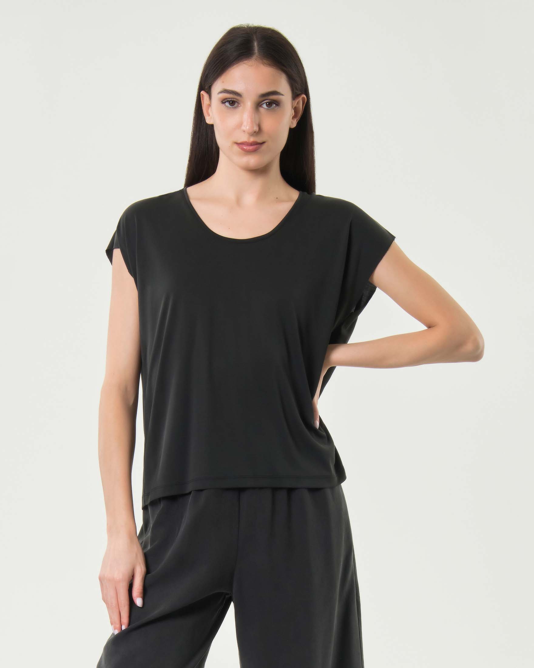 T-shirt scollo rotondo Milla nera in misto modal con maniche ad aletta