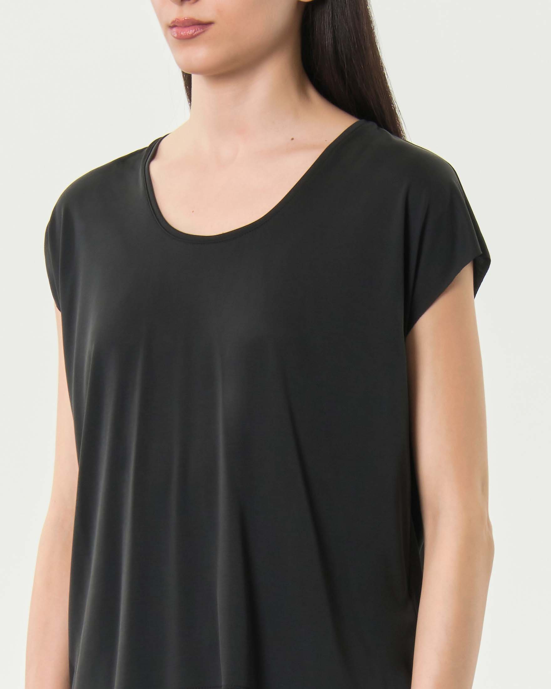T-shirt scollo rotondo Milla nera in misto modal con maniche ad aletta image