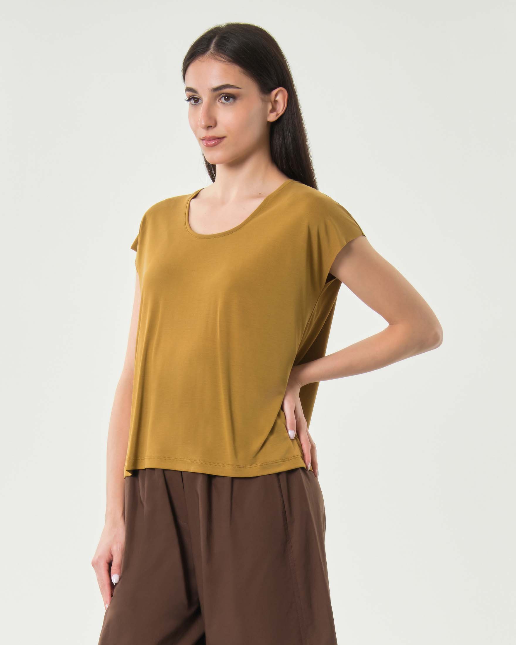 T-shirt scollo rotondo Milla color olio in misto modal con maniche ad aletta