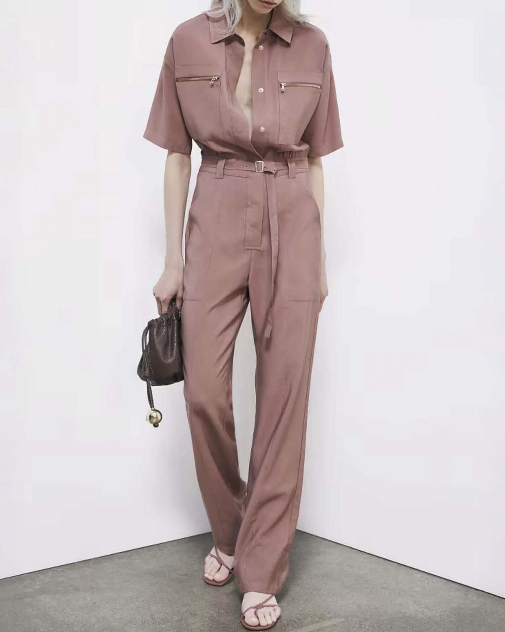 Tuta lunga workwear rosa antico in twill di viscosa con cintura e zip decorative