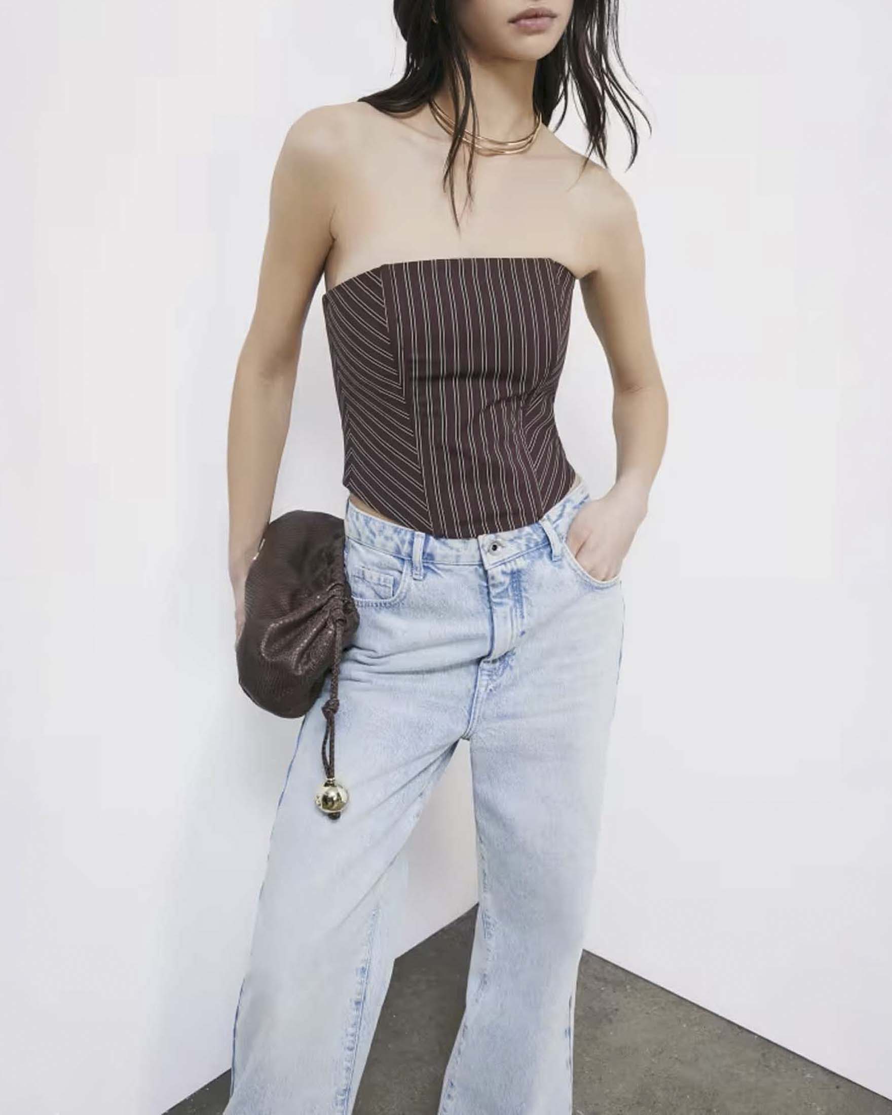 Top bustier marrone a righe sottili in popeline con spalline rimovibili e elastico sul retro