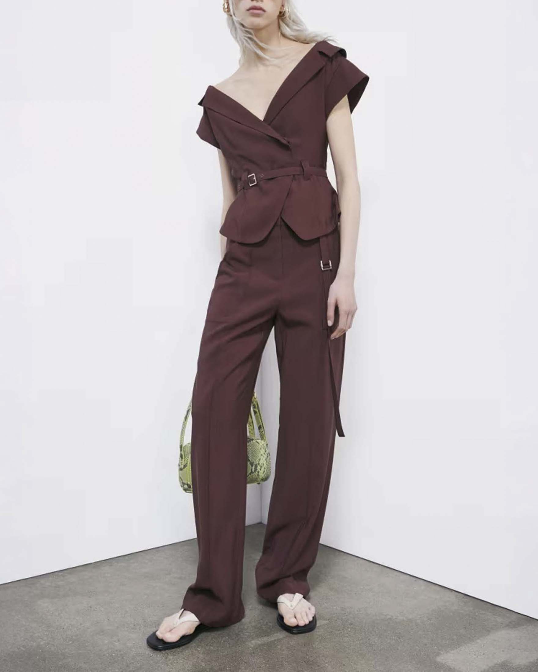 Pantaloni straight bordeaux in twill di viscosa con cintura removibile e piega