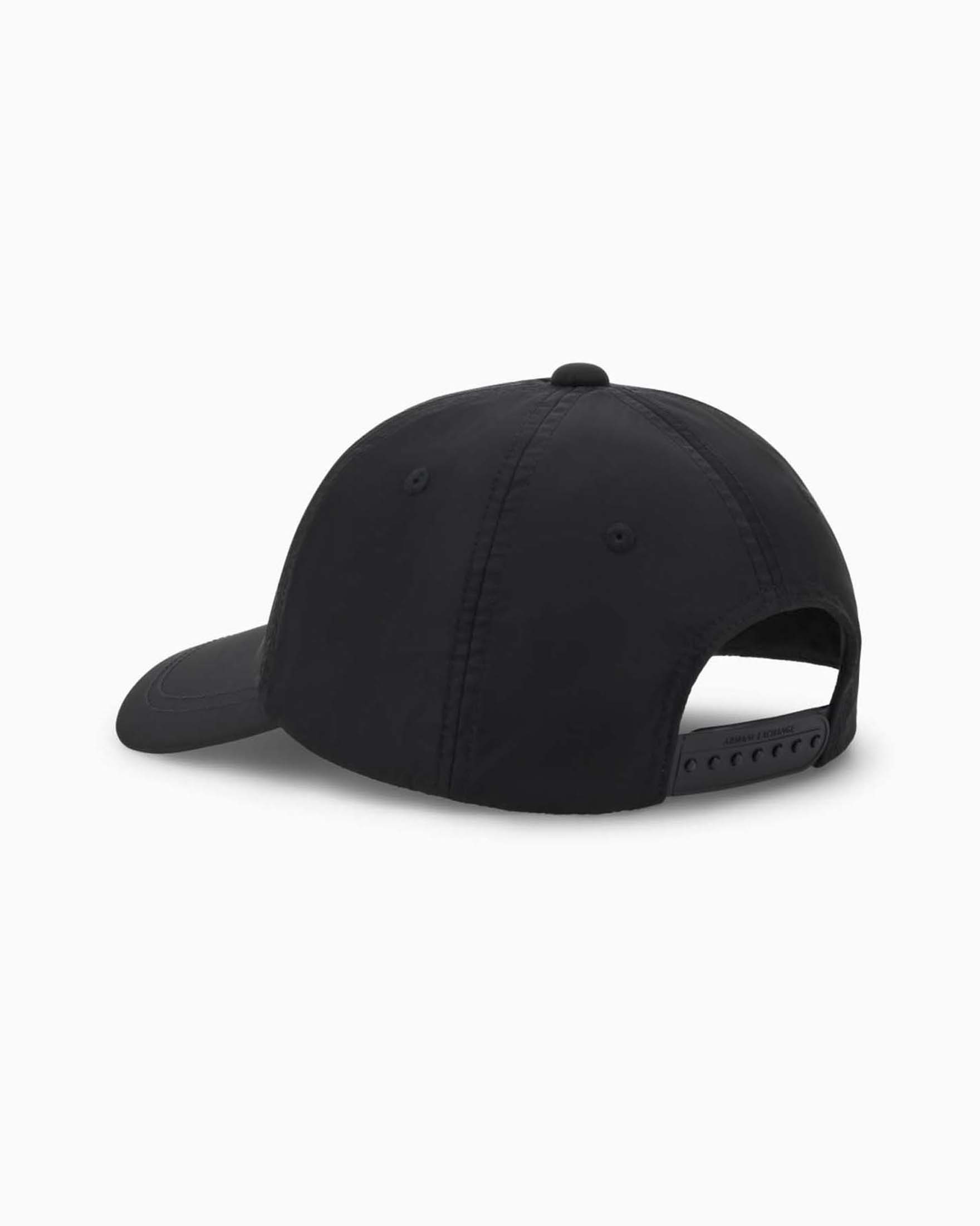 Berretto Armani Exchange nero in nylon con patch logo frontale image