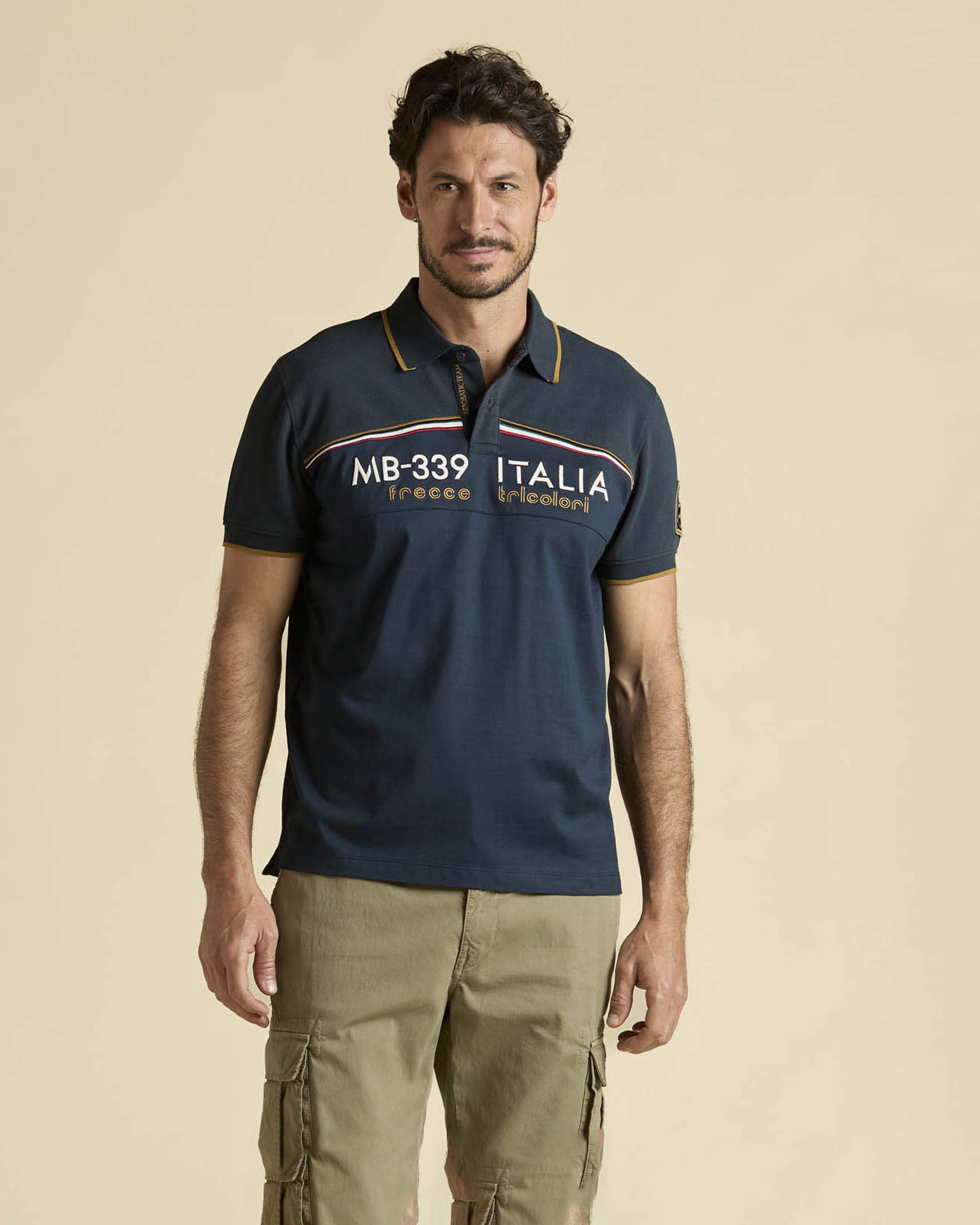 Polo blu Aeronautica Militare con bordino e inserto MB-339 Frecce Tricolori sul petto