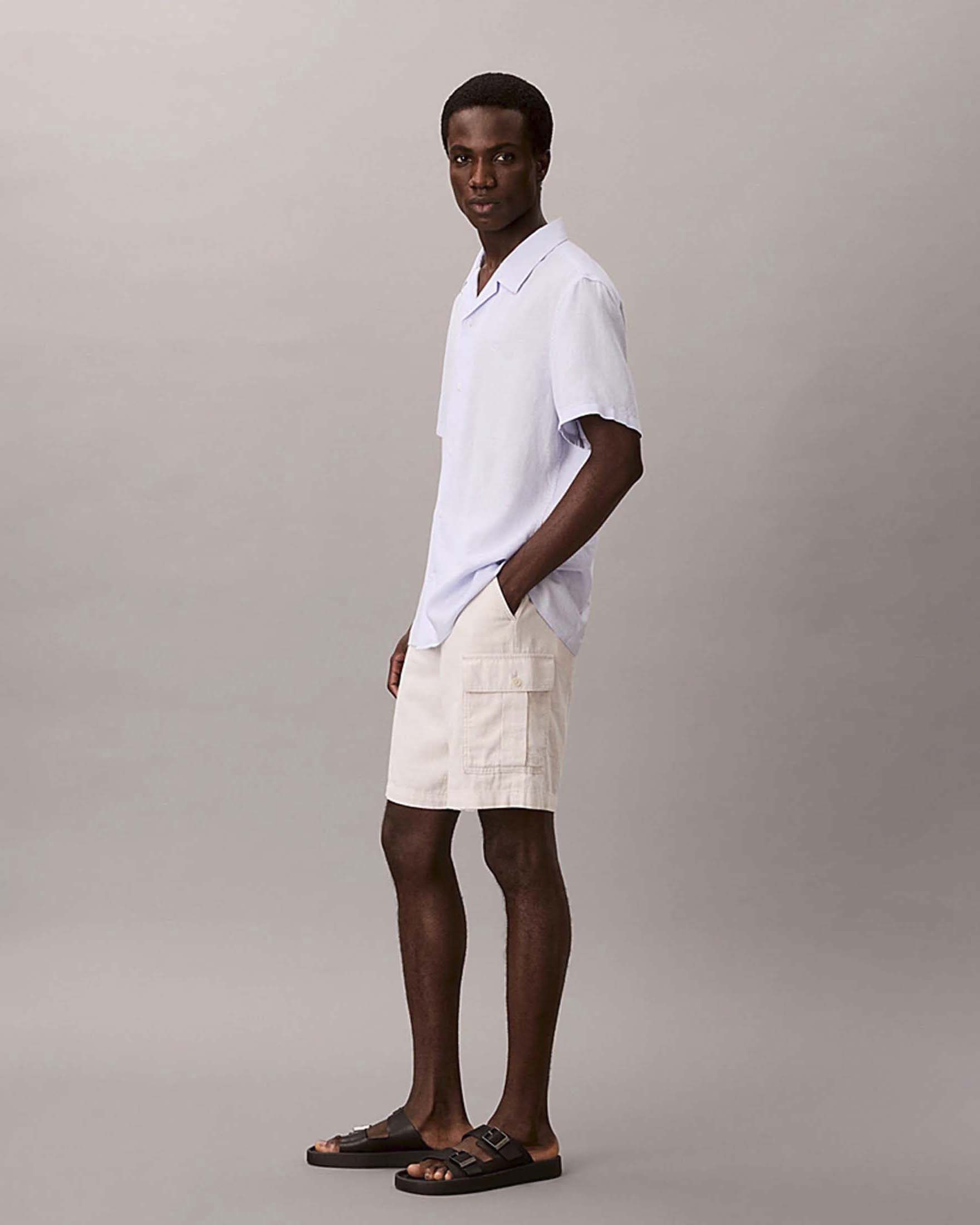 Bermuda cargo Calvin Klein Jeans beige in misto lino con logo ricamato image