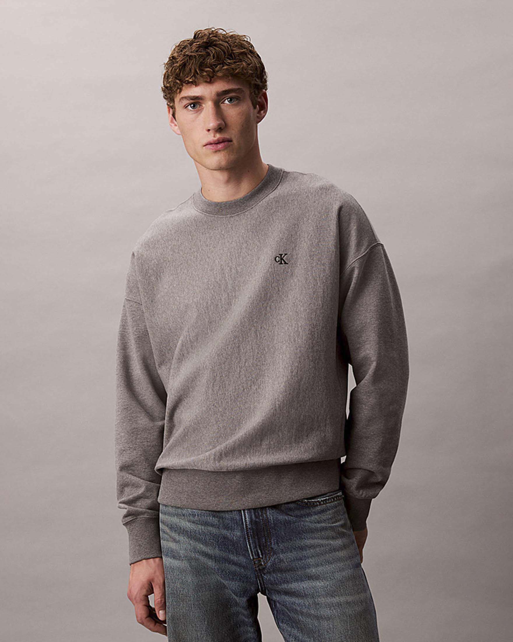 Felpa girocollo Calvin Klein Jeans grigia in misto cotone con logo ricamato image