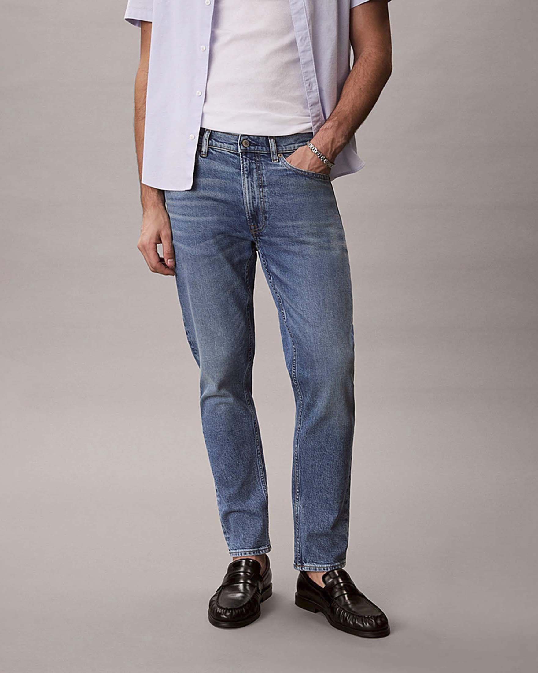 Jeans tapered Calvin Klein Jeans lavaggio chiaro in misto cotone elasticizzato image