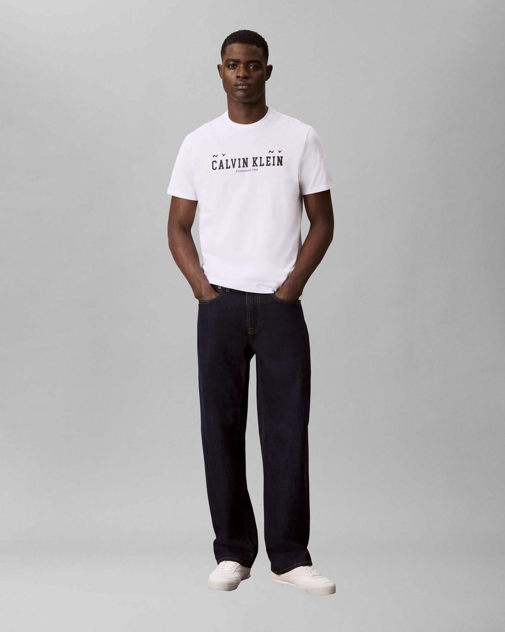 Calvin Klein Jeans — T-shirt mezza manica Calvin Klein Jeans bianca in cotone con stampa logo