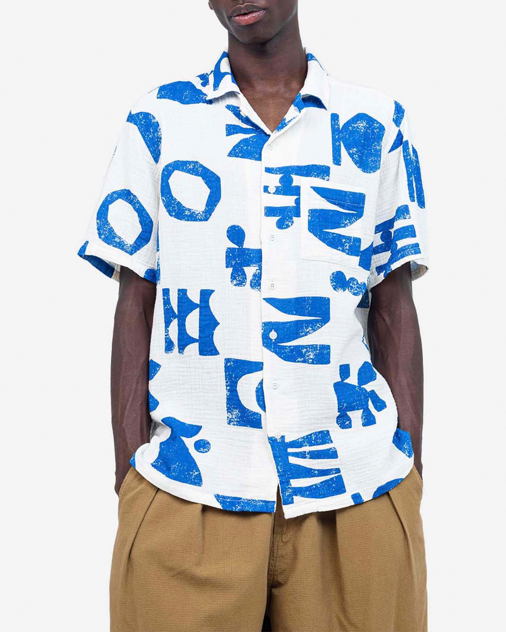 Camicia a mezza manica Olow bianca in cotone goffrato con fantasia blu royal e taschino image