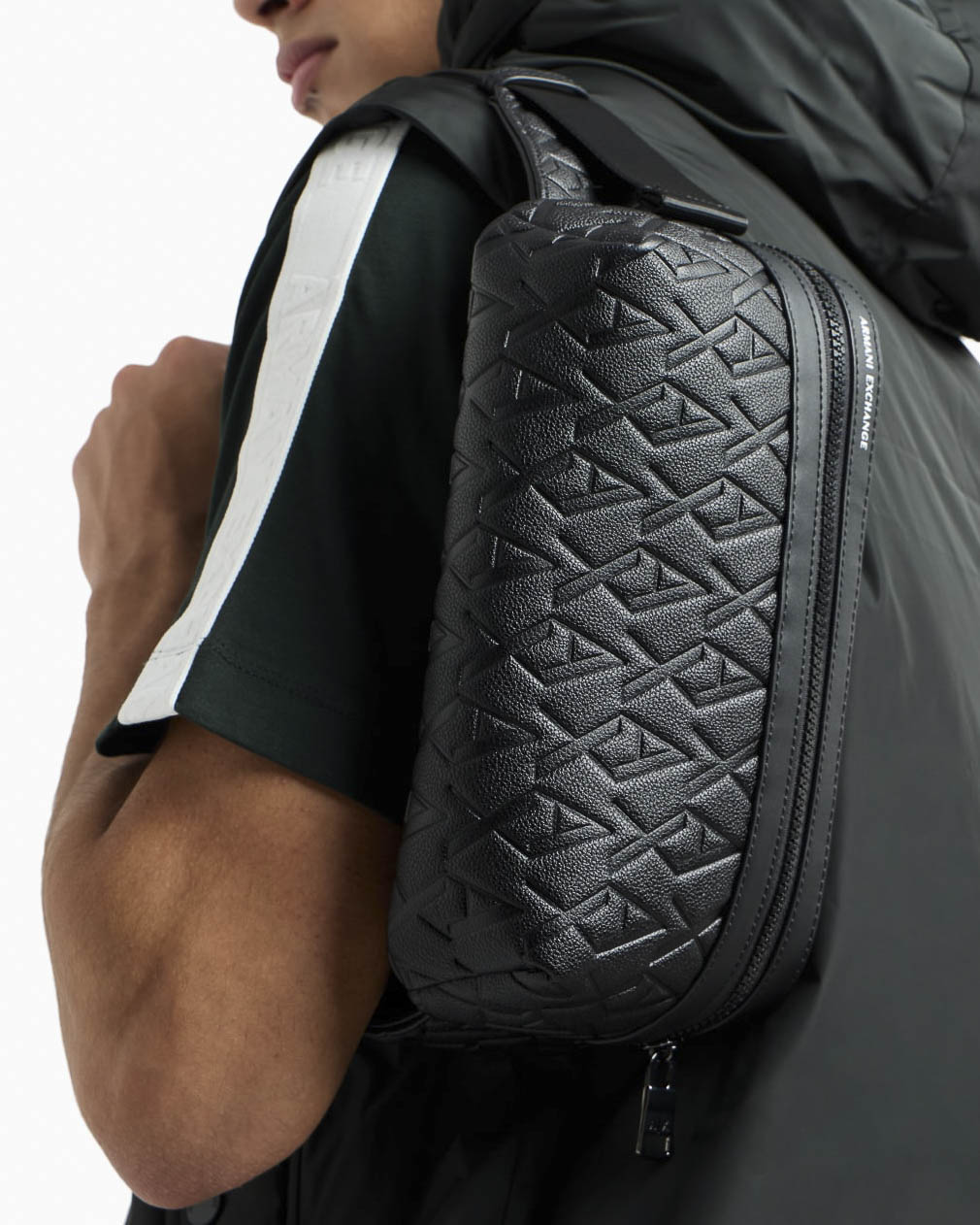 Marsupio Armani Exchange nero in similpelle con motivo logo in rilievo image