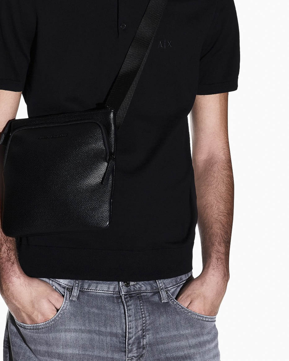 Borsa a tracolla Armani Exchange nera in similpelle martellata con logo