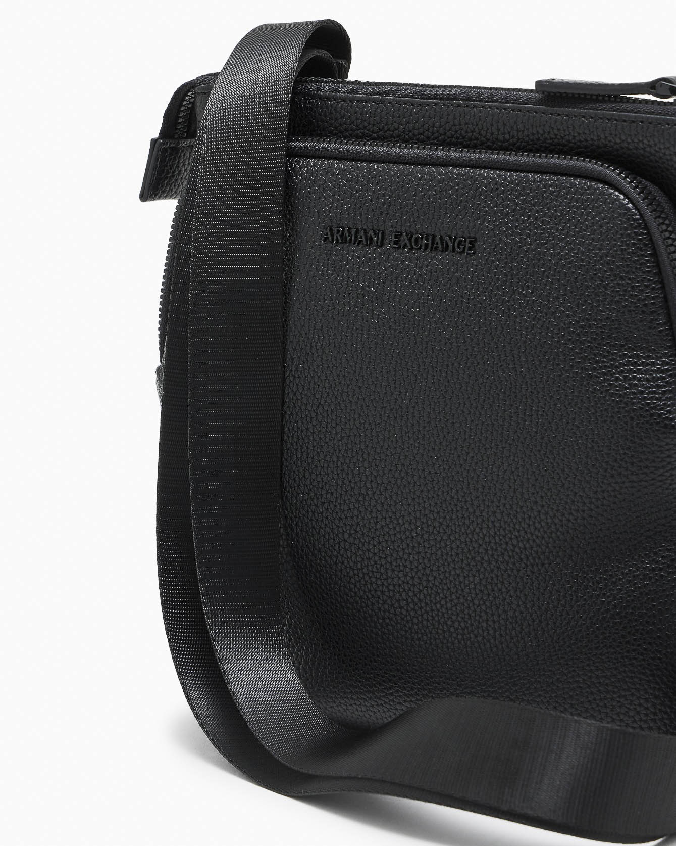 Borsa a tracolla Armani Exchange nera in similpelle martellata con logo image