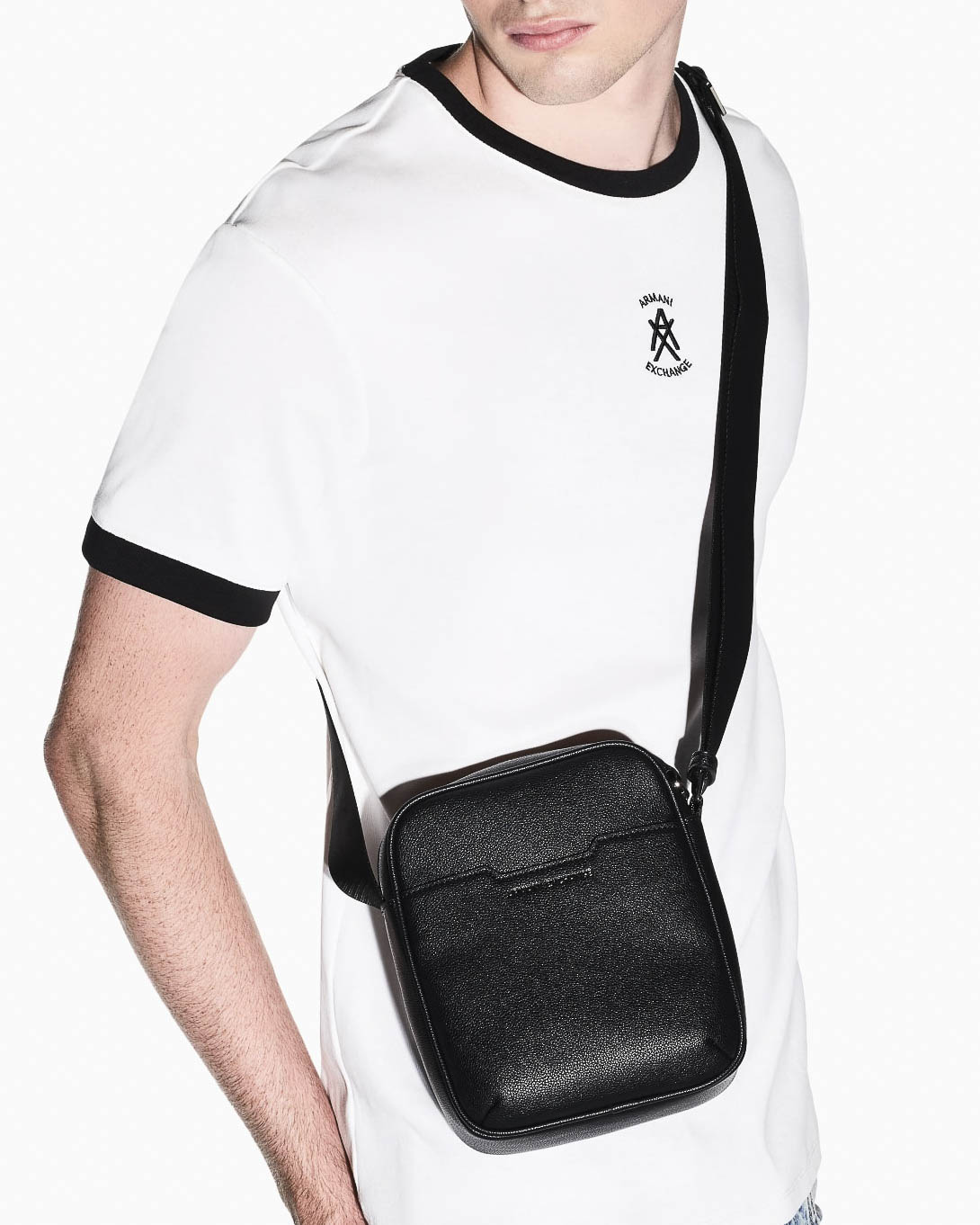 Borsa a tracolla Exchange nera in similpelle con logo tono su tono