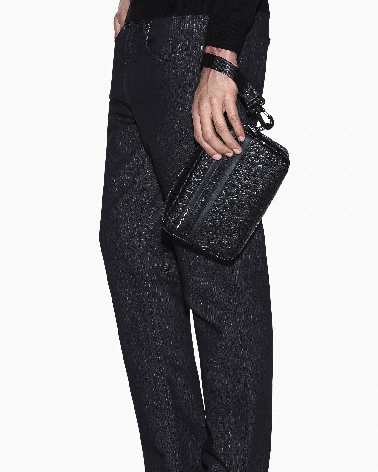 Pochette Exchange nera in similpelle con logo monogramma