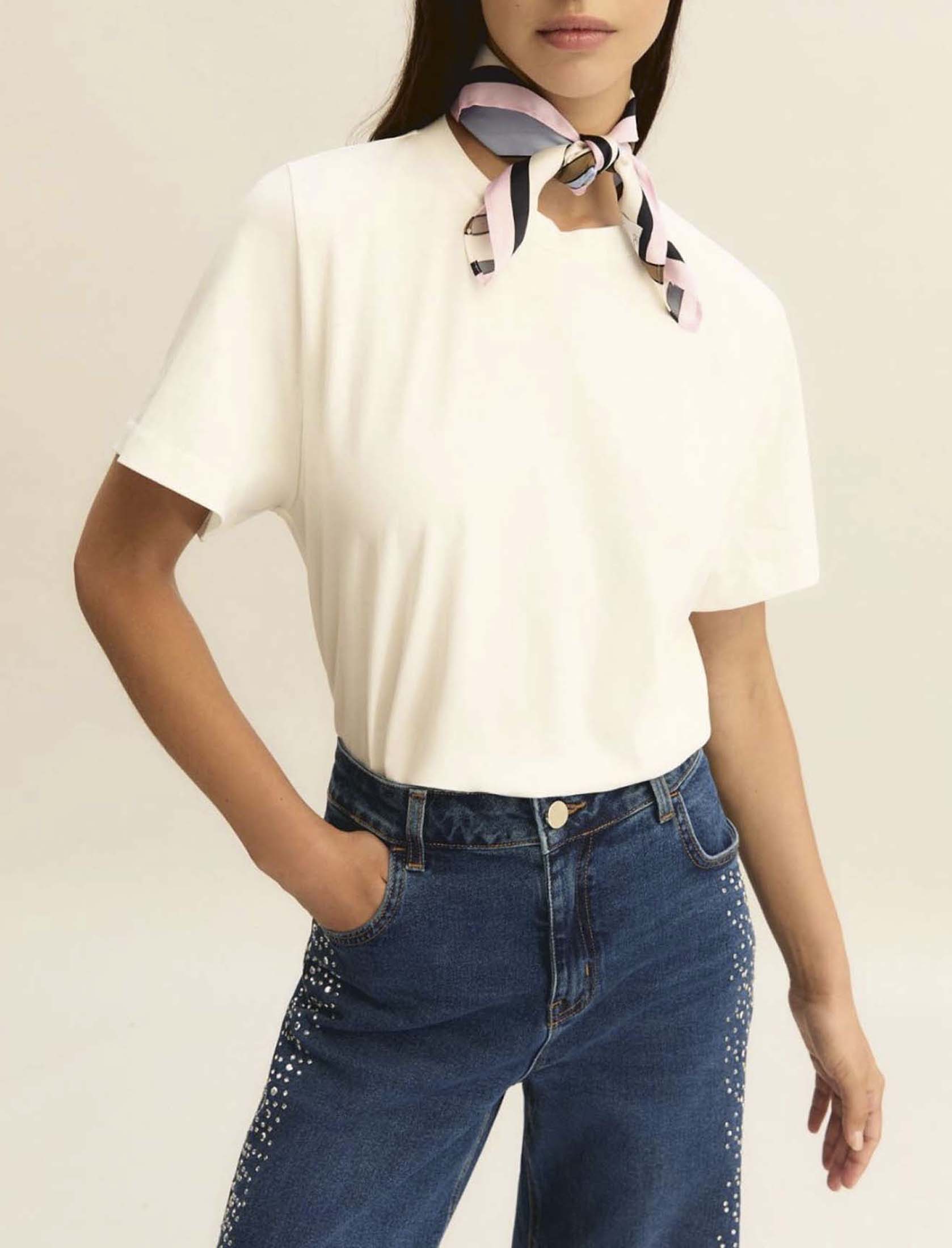 T-shirt girocollo Emme Marella bianca in cotone stretch con foulard stampato e spacchi laterali