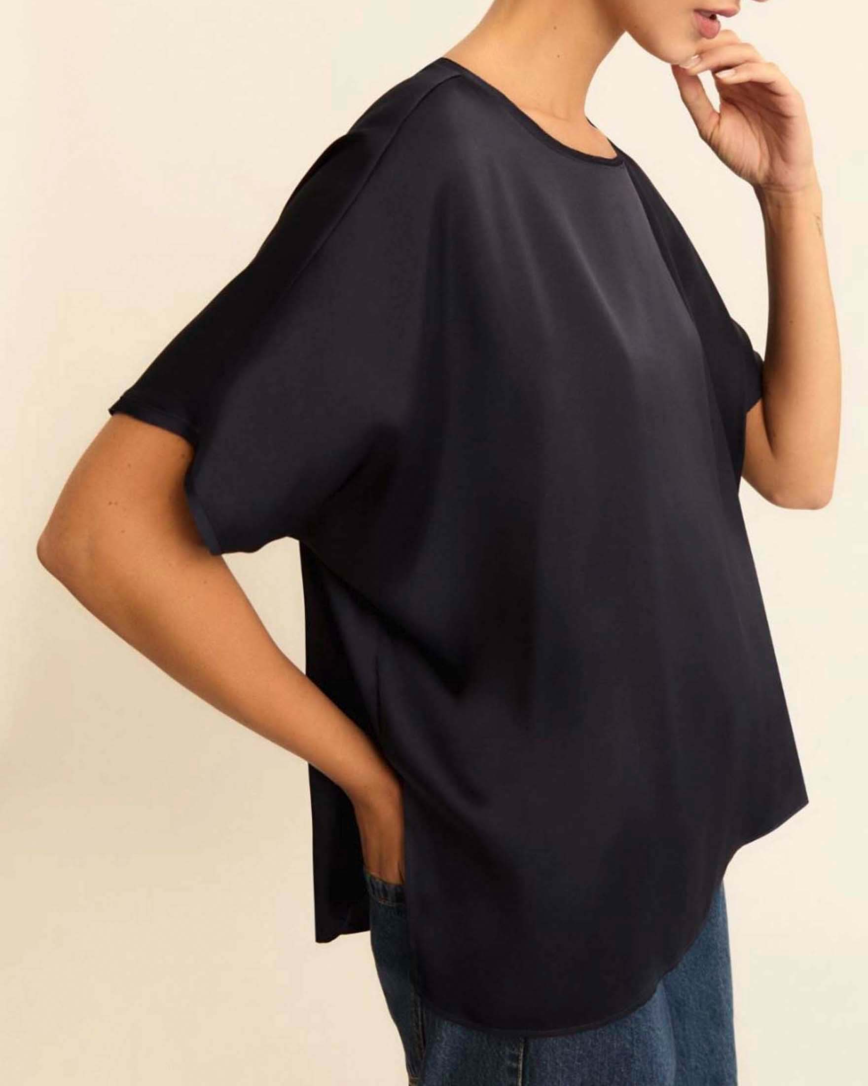 Blusa scollo a barchetta over Emme Marella blu in raso con maniche a kimono e spacchi laterali
