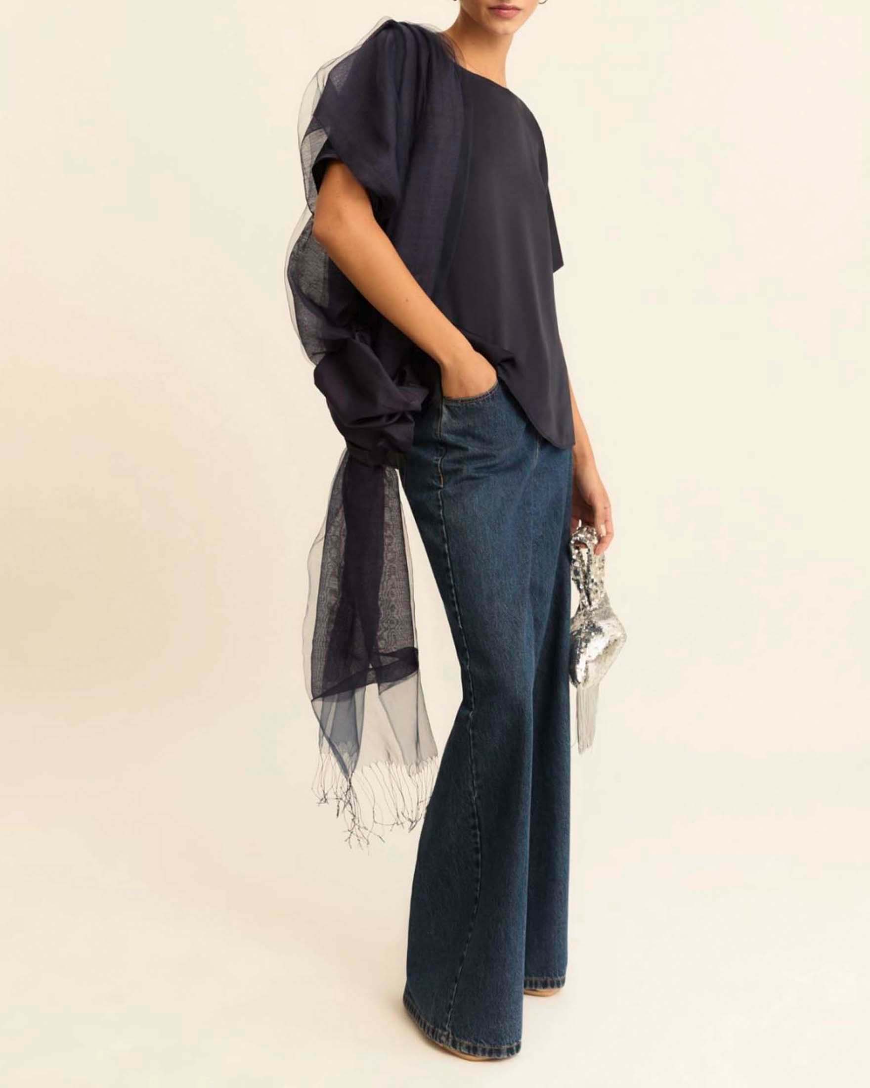 Blusa scollo a barchetta over Emme Marella blu in raso con maniche a kimono e spacchi laterali image