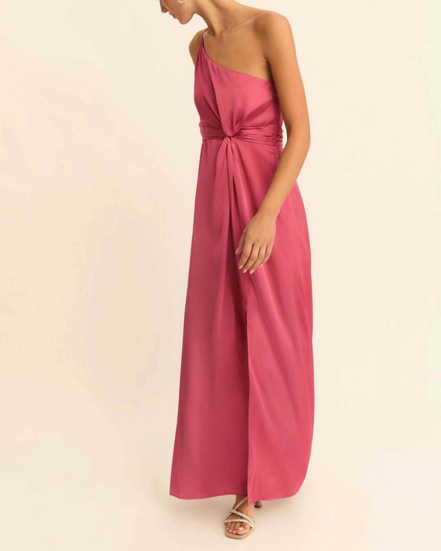 Abito lungo monospalla fucsia in raso stretch con nodo in vita e spacco frontale