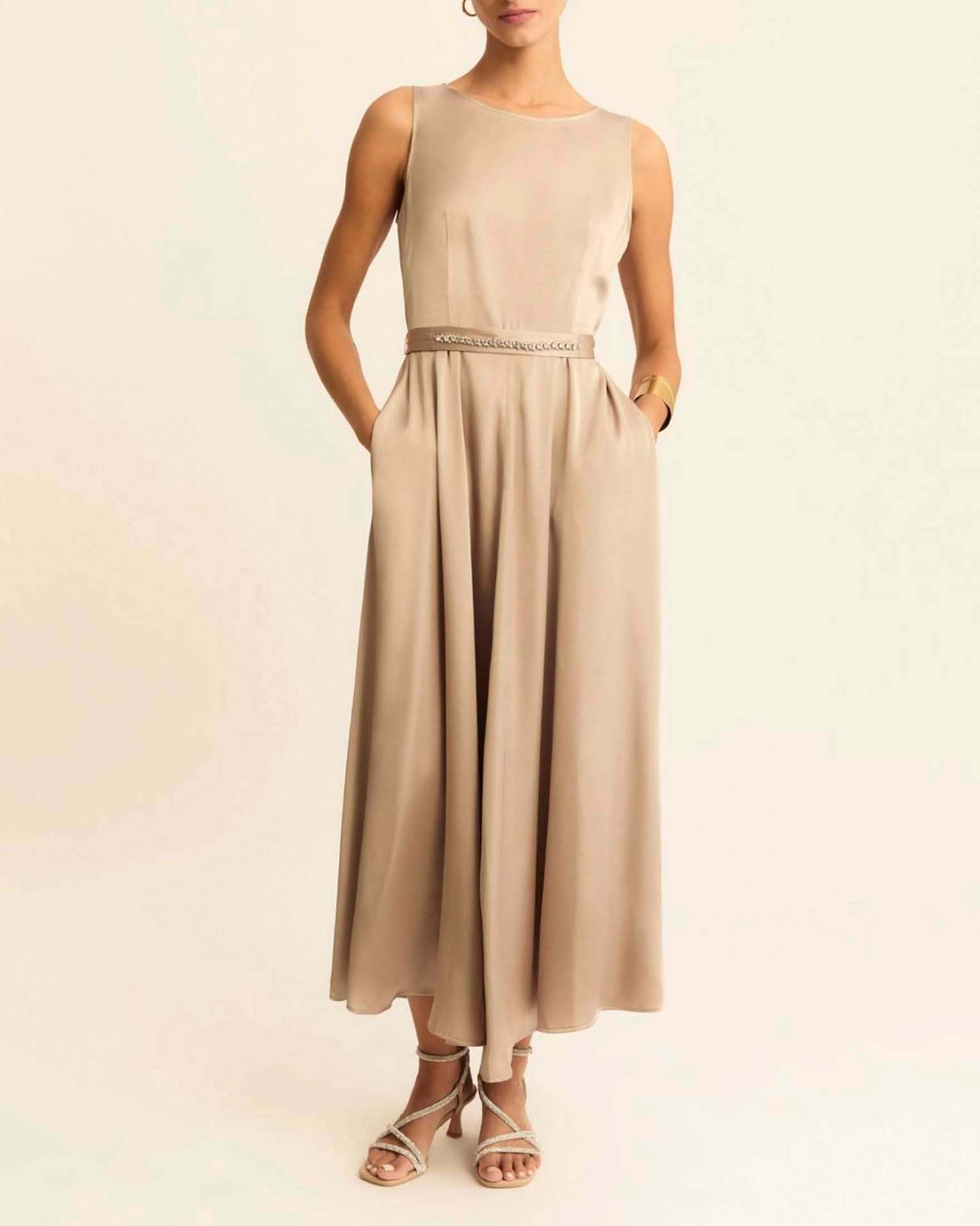 Abito lungo smanicato beige in raso tecnico con cintura bijoux e spacco laterale