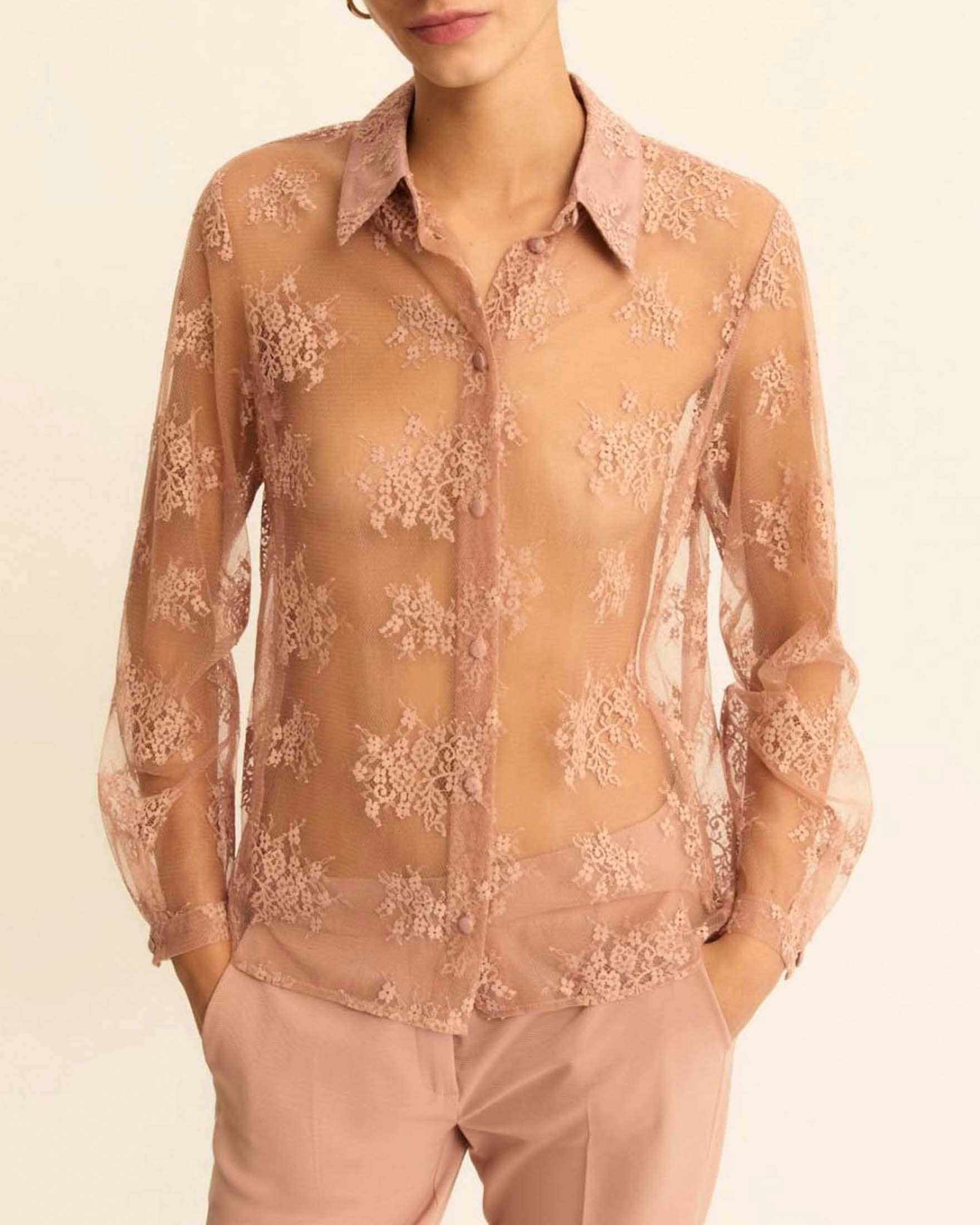 Camicia semitrasparente malva in pizzo Chantilly con collo classico e bottoni ricoperti