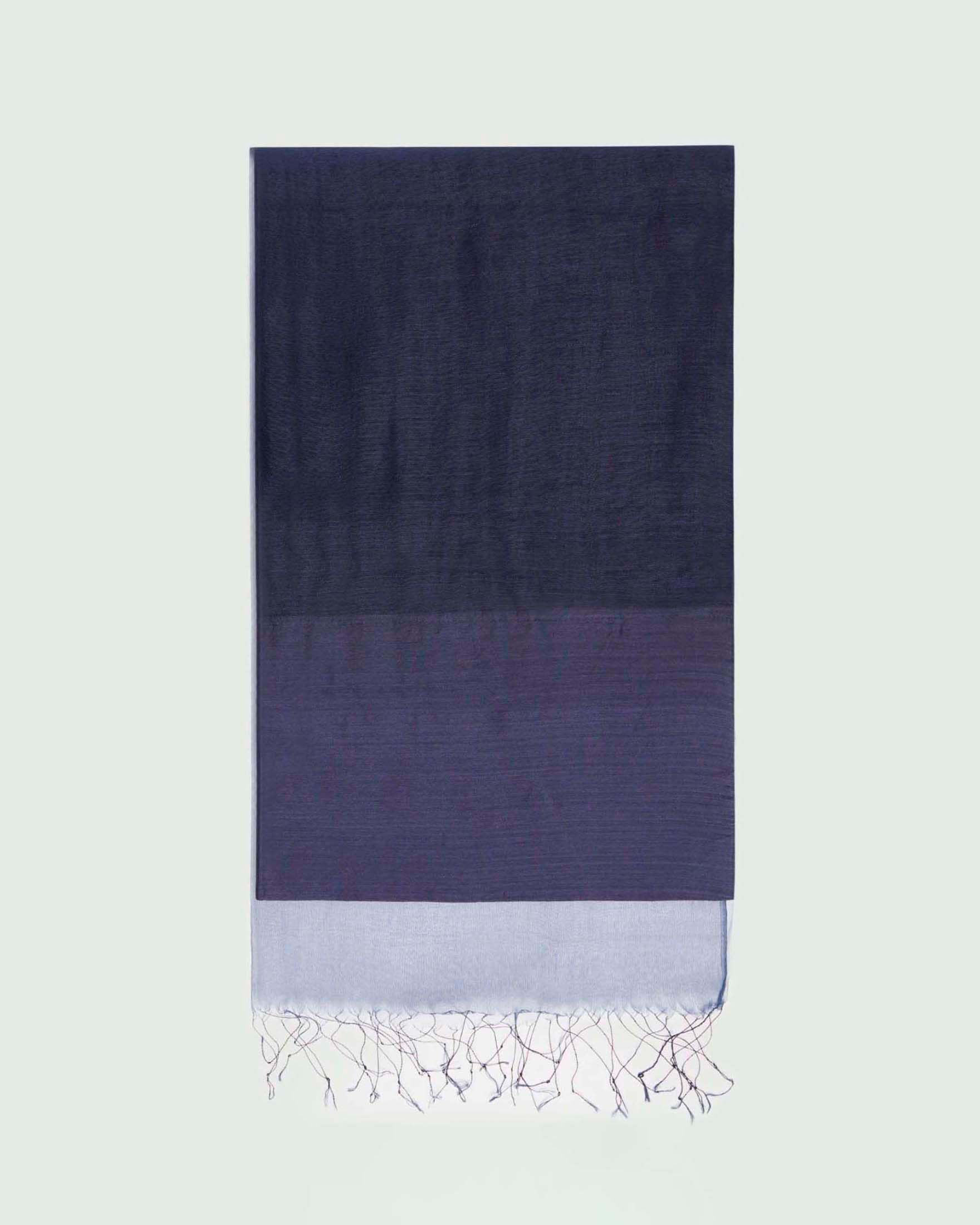 Stola Emme Marella blu in organza di misto viscosa con frange su un lato e fascia doppiata image