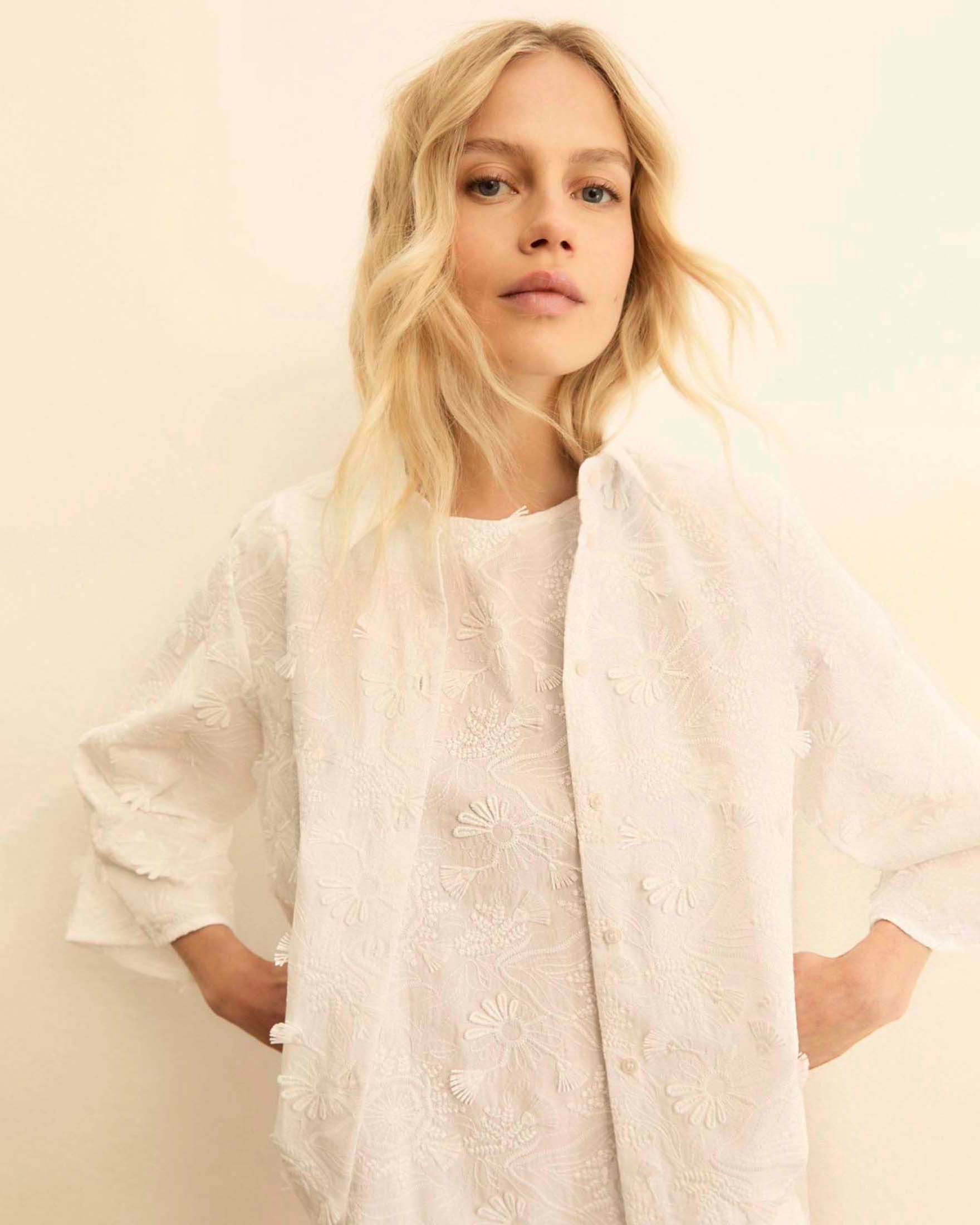 Camicia a mezze maniche bianca in popeline con ricami effetto tridimensionale