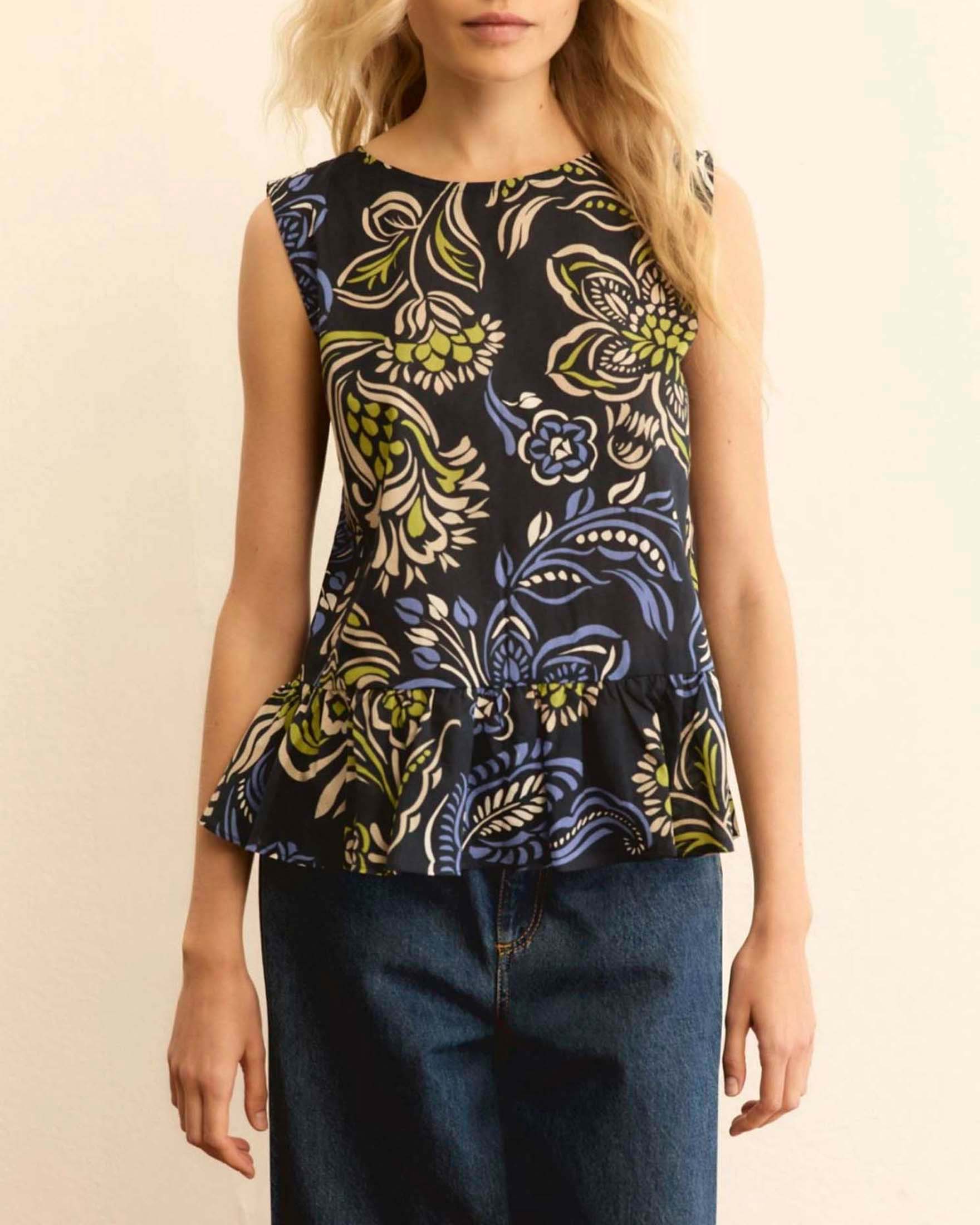 Top smanicato blu in mussola di cotone stampa floreale multicolor con balza arricciata