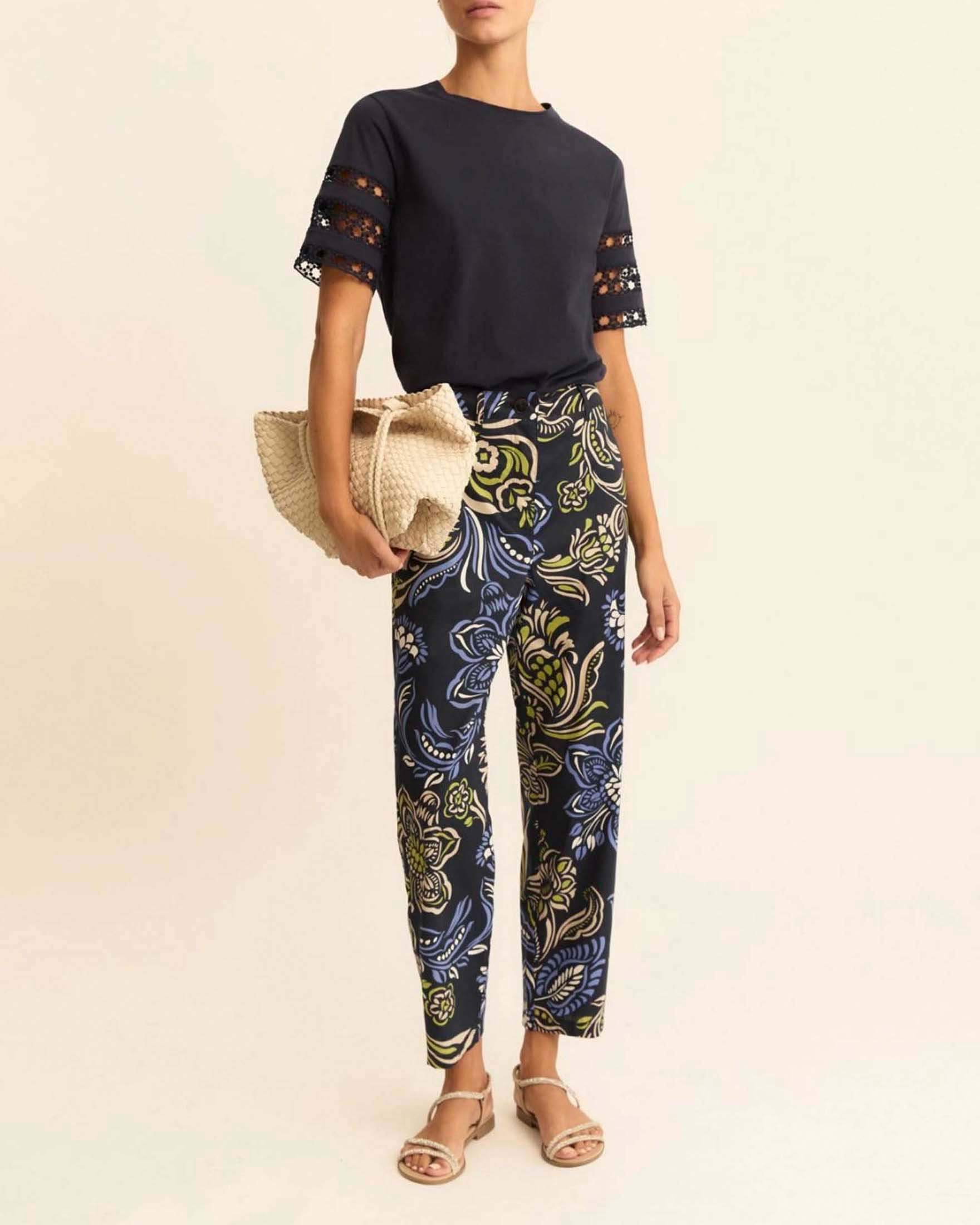 Pantaloni chino blu in popeline stretch stampa floreale con baschina posteriore