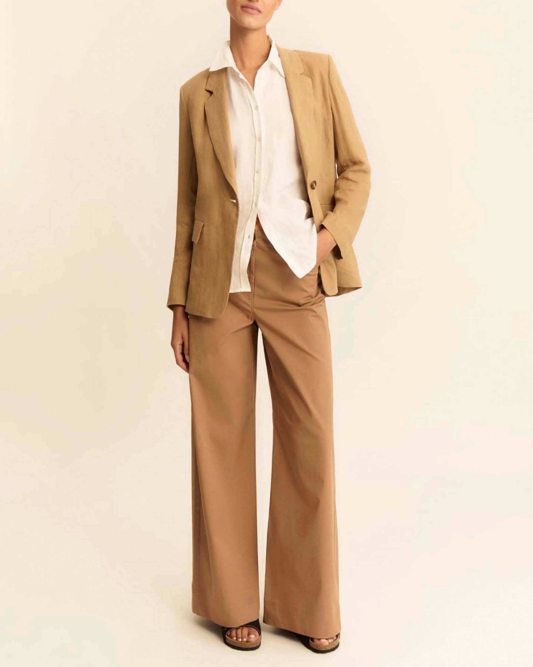 Pantaloni wide leg cammello in gabardina stretch con 5 tasche e baschina posteriore