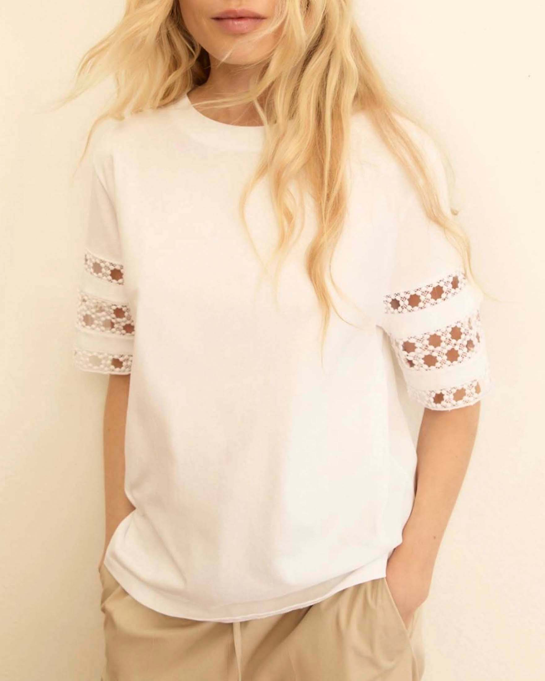 T-shirt girocollo bianca in jersey con intarsio ricamato sulle maniche