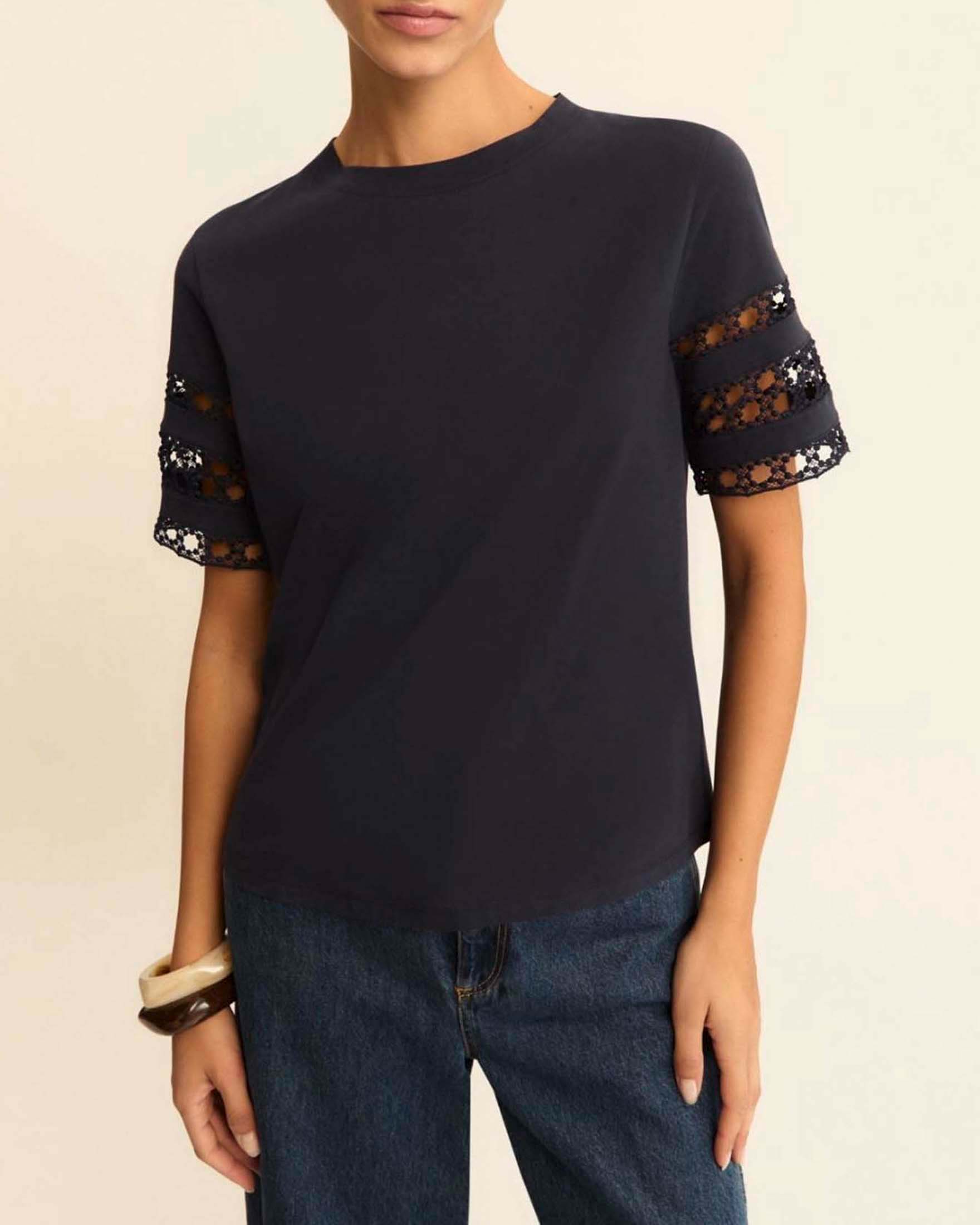 T-shirt girocollo blu in jersey con intarsio ricamato sulle maniche