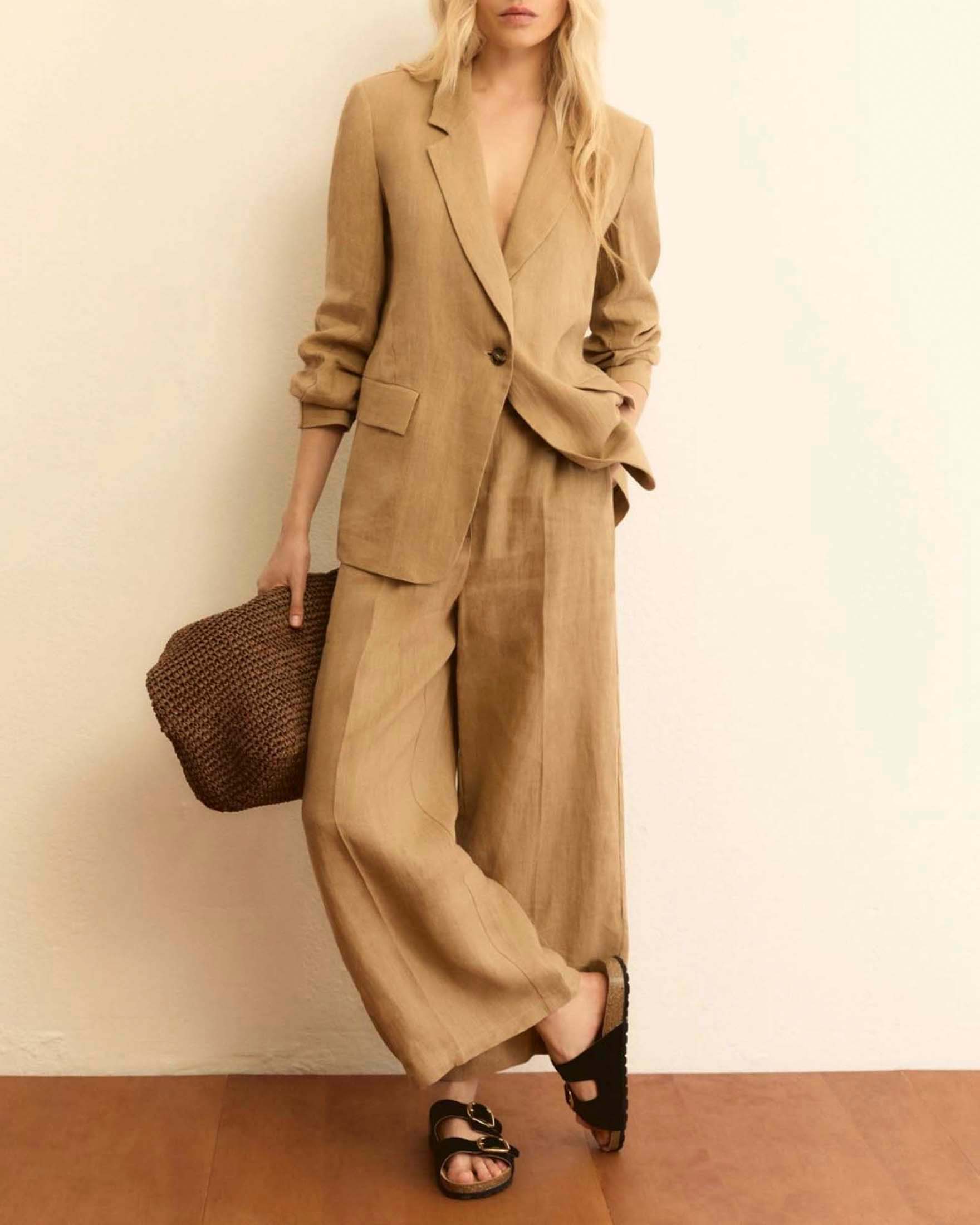 Pantaloni cropped cammello in lino con piega stirata e tasche alla francese