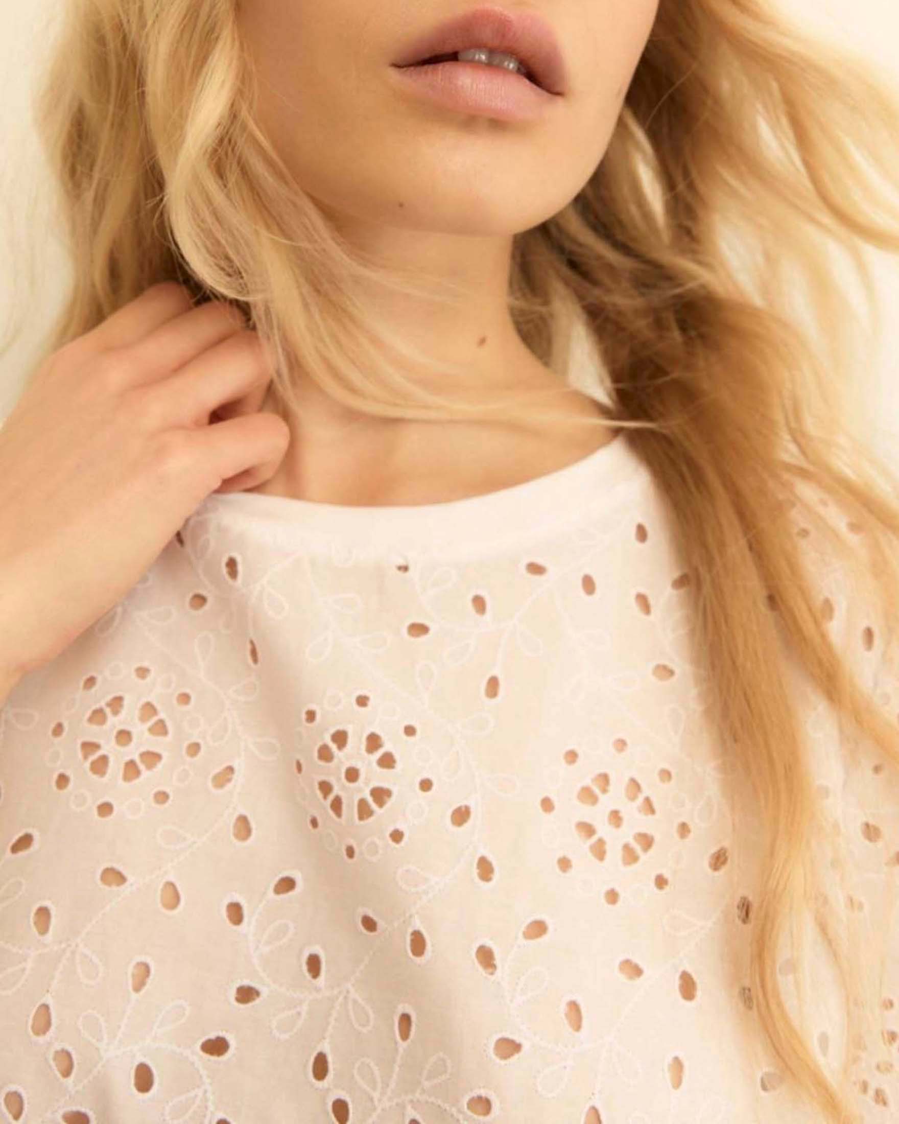 T-shirt girocollo Emme Marella bianca in sangallo di cotone con retro in jersey e bordi smerlati image