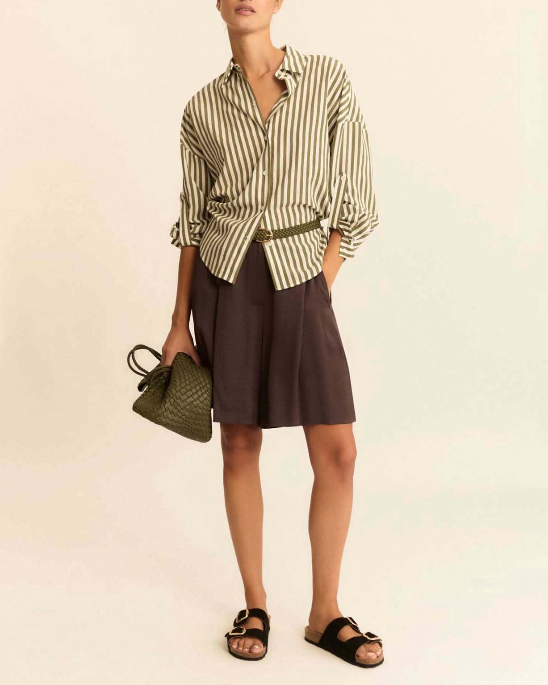 Camicia bianca a righe verdi in misto viscosa con maniche arrotolabili con laccetto